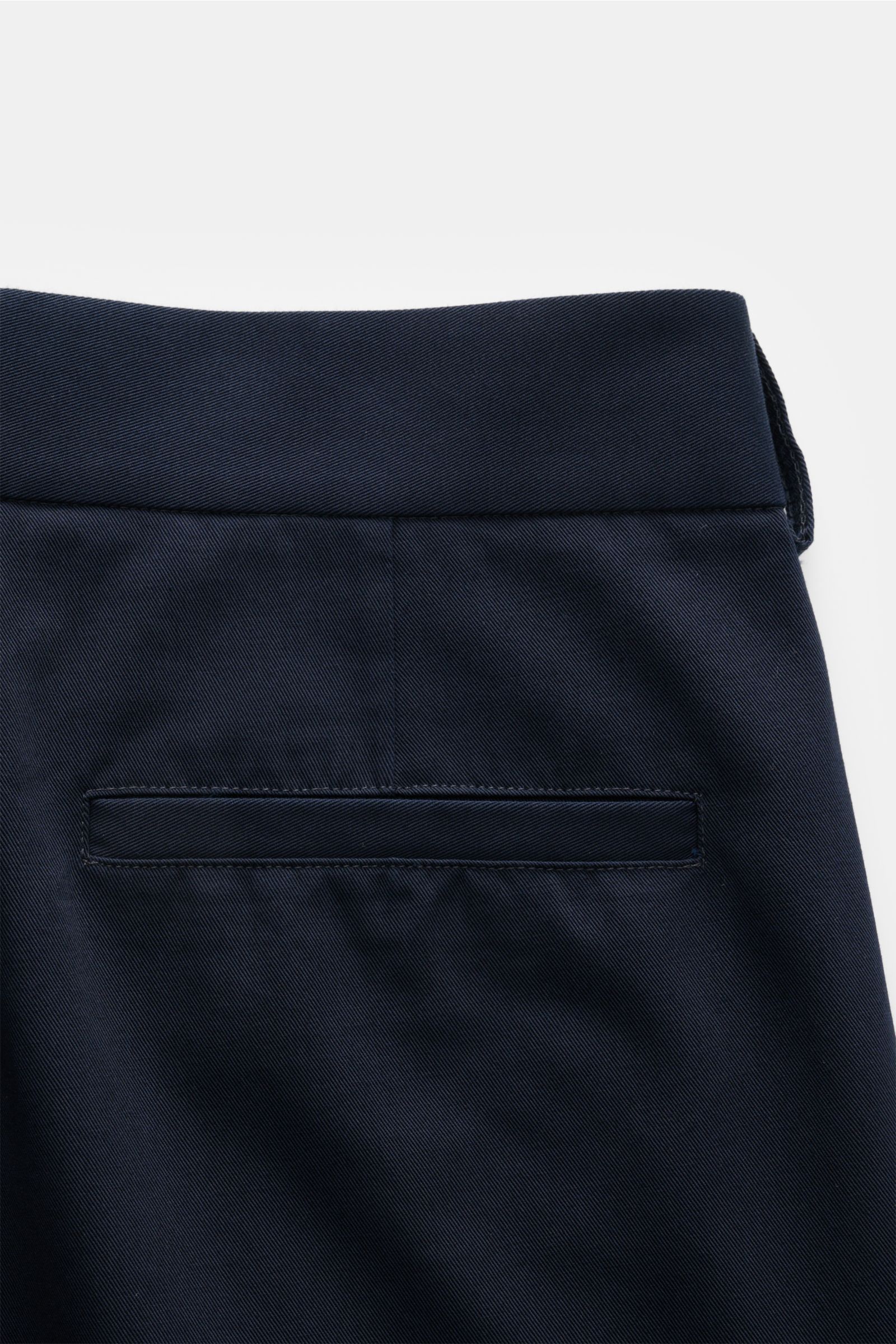 Doppiaa Chino 'Aagenova' navy aus robustem Baumwoll-Twill, gerader Schnitt mit Bundfalte, Leistentasche, Detailansicht von hinten oben.