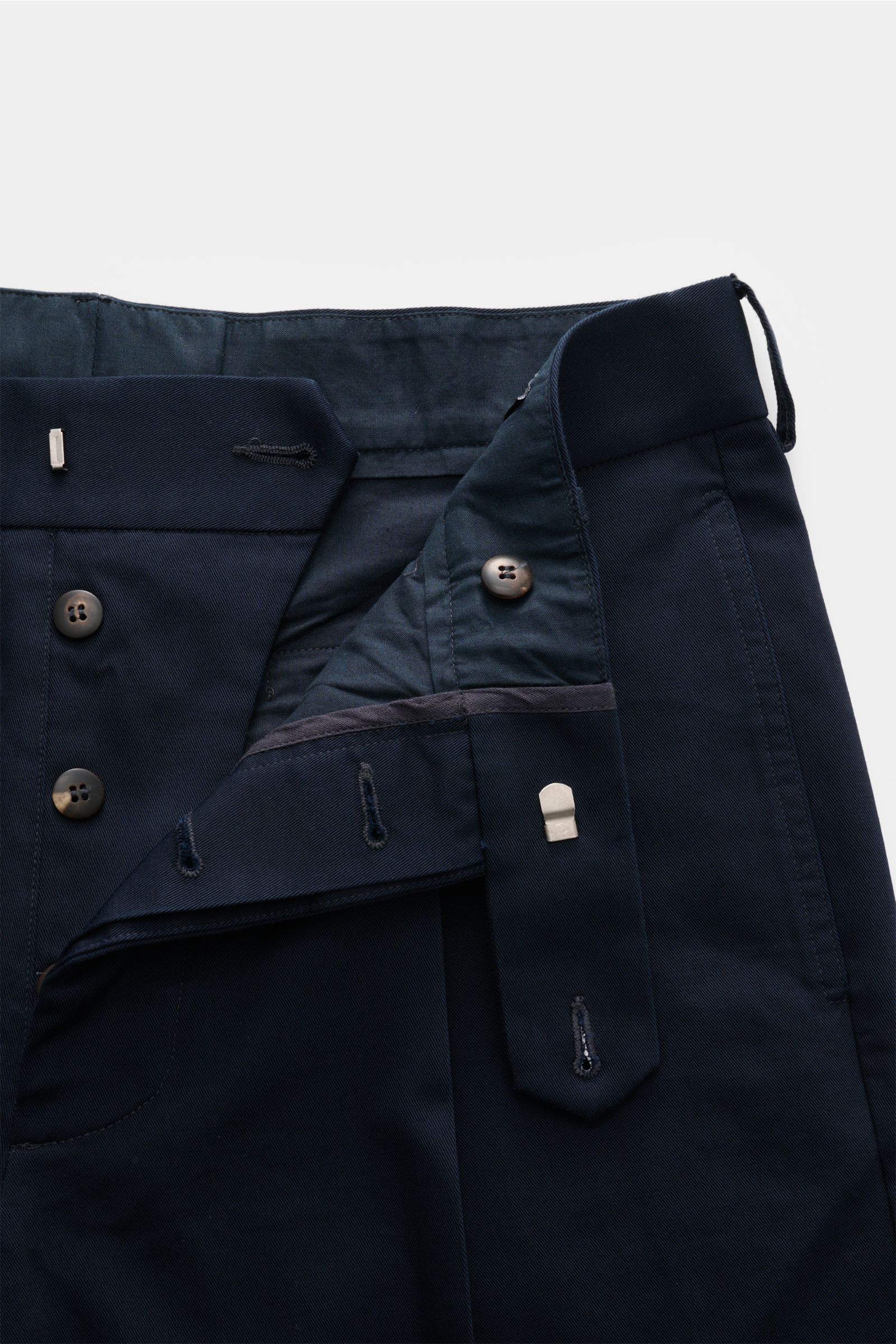 Doppiaa Chino 'Aagenova' navy aus robustem Baumwoll-Twill, offen fotografiert, mit Bundfalte, Button Fly, Taschen und geradem Tapered Fit.