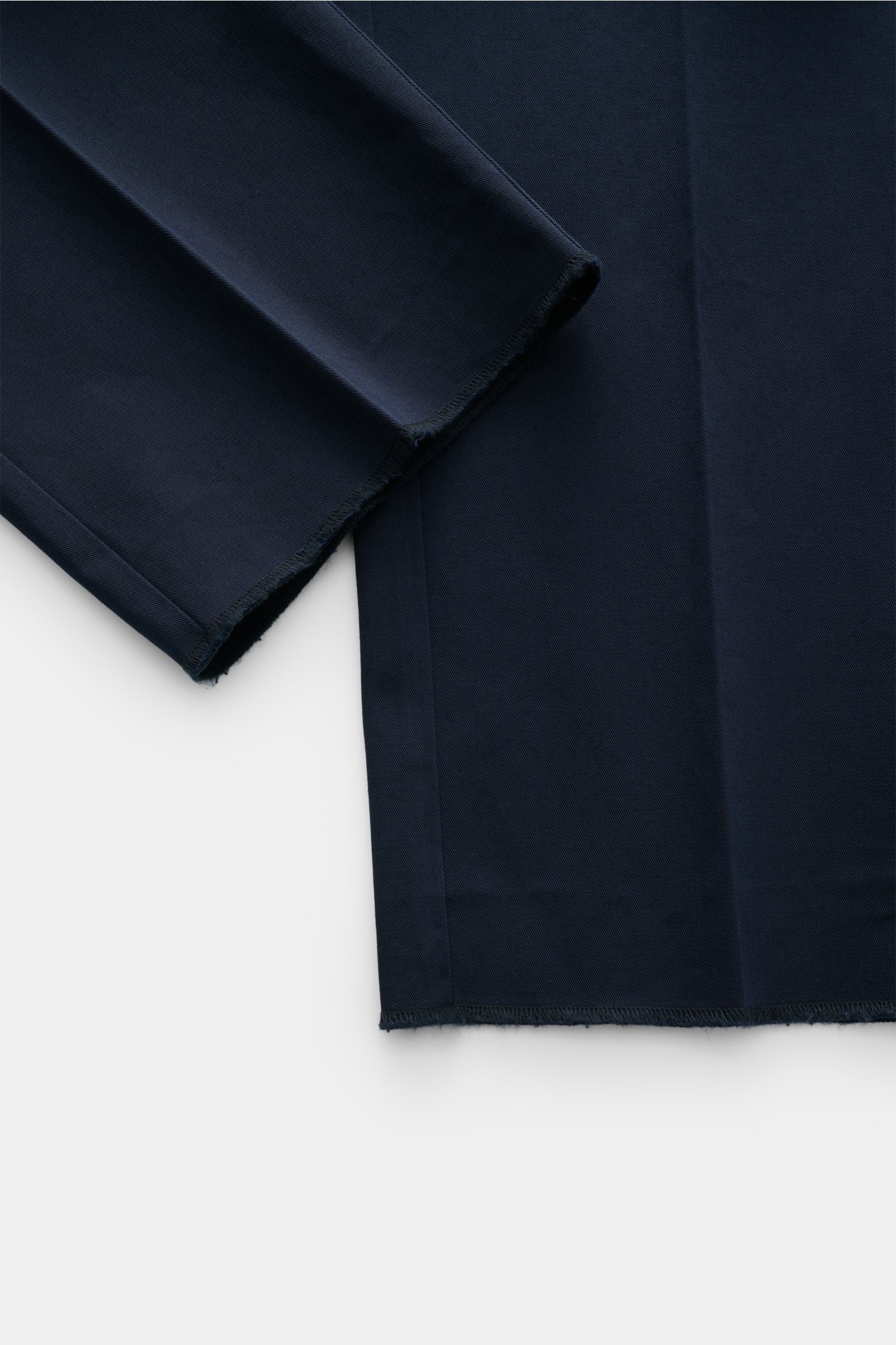 Doppiaa Chino 'Aagenova' navy aus Baumwoll-Twill mit Bundfalte, Tapered Fit, geradem Schnitt, Button Fly, Taschen, offene Länge, Detailaufnahme Fußende.