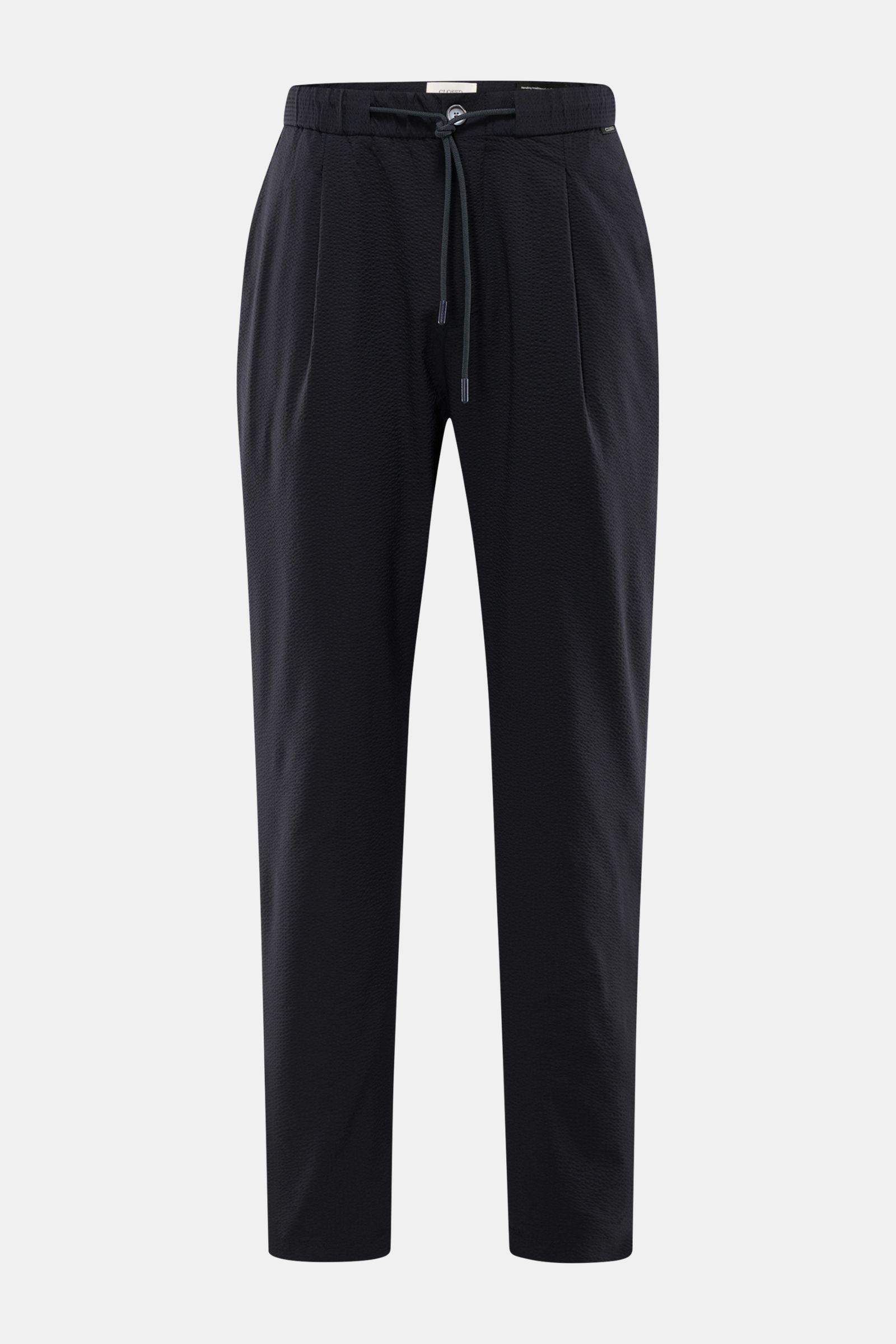 Frontale Nahaufnahme der Closed Jogpants 'Vigo' dark navy aus sommerlichem, leicht griffigem Seersucker-Material mit elastischem Bund und Tunnelzug.