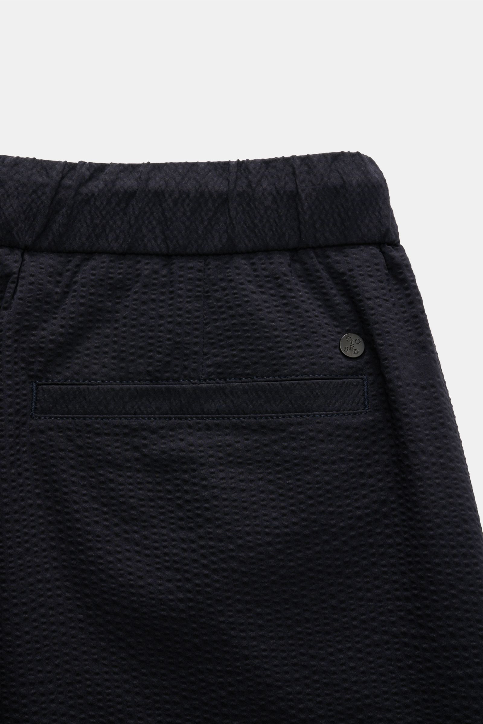 Closed Jogpants 'Vigo' dark navy aus sommerlichem Seersucker, Detailansicht Rückseite mit elastischem Bund, Taschen und CLOSED-Label.