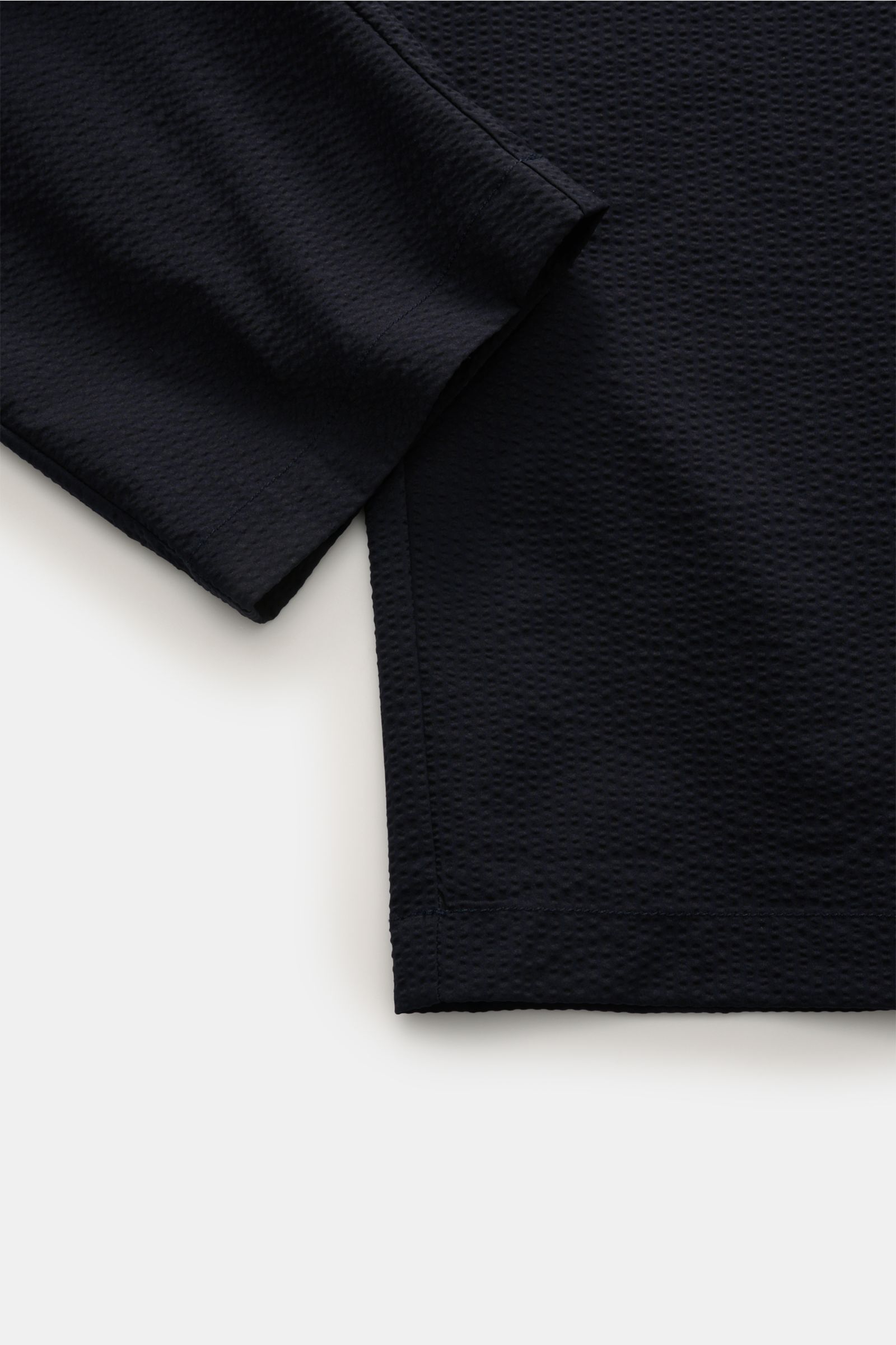 Nahaufnahme der Closed Jogpants 'Vigo' dark navy aus sommerlichem Seersucker-Material, Detailfoto von Hose im Tapered Fit.