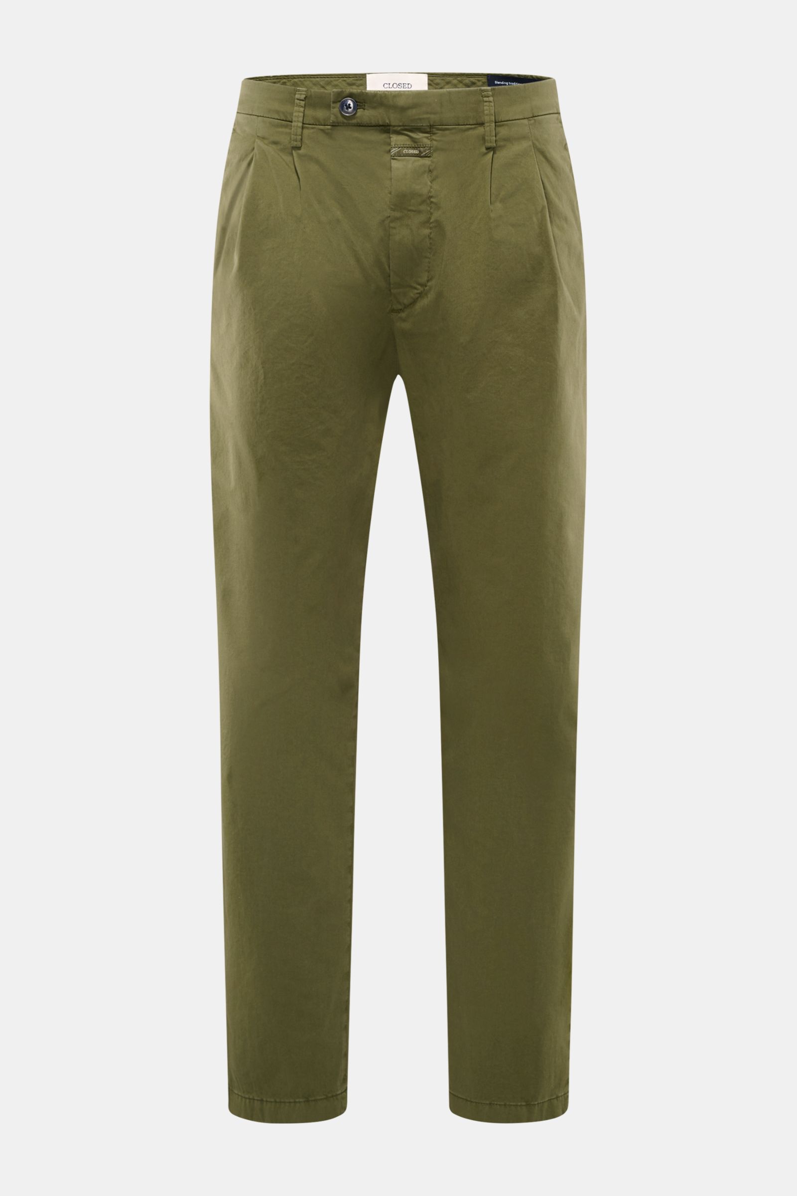 Frontale Nahaufnahme der olivfarbenen Closed Baumwollhose 'Bergen Tapered' mit schmal zulaufendem Bein, doppelter Bundfalte und paspelierten Gesäßtaschen.