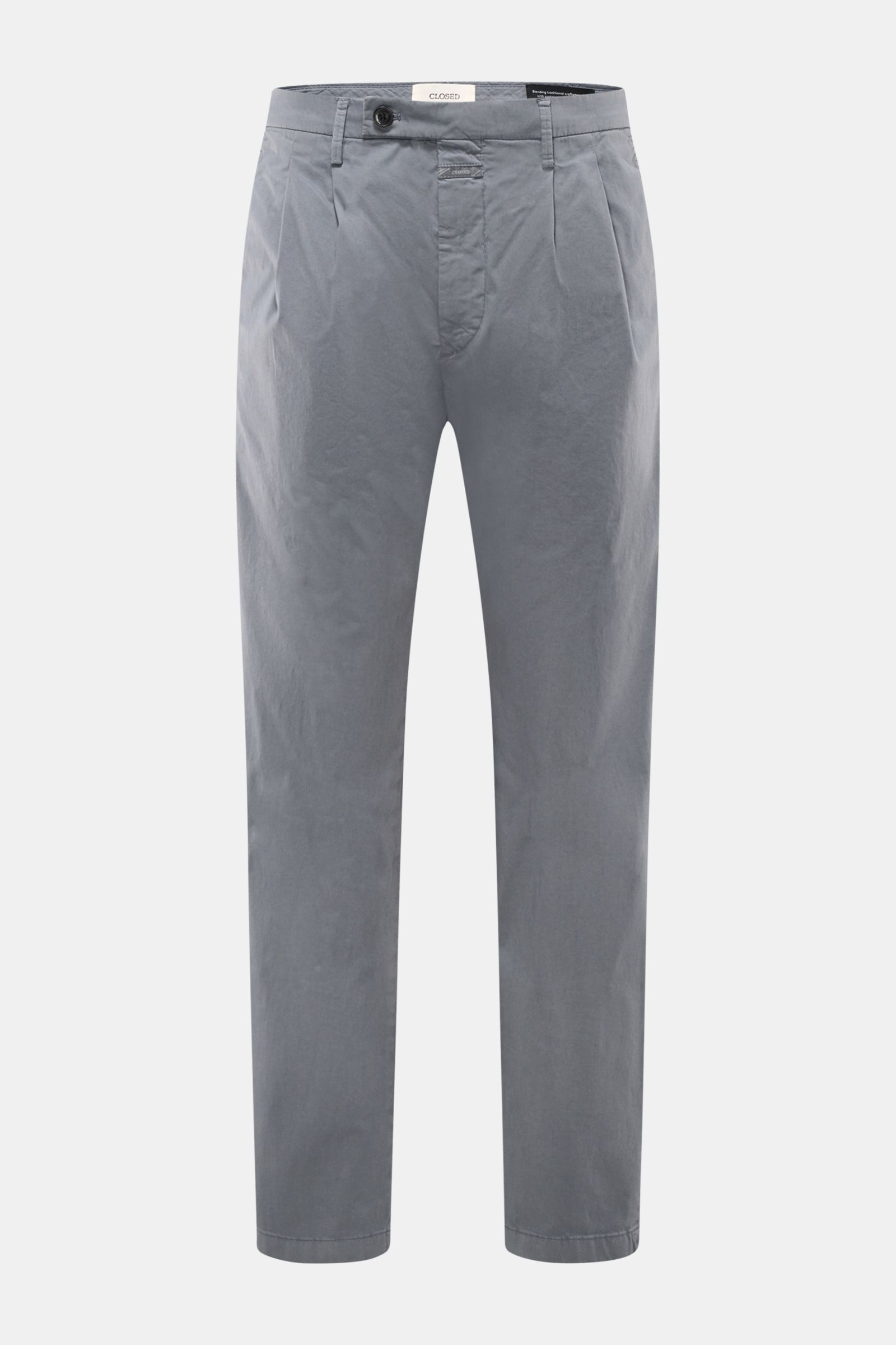 Closed Baumwollhose 'Bergen Tapered' rauchblau, frontale Nahaufnahme, leicht elastisch, Tapered Fit, doppelte Bundfalte, paspelierte Taschen.