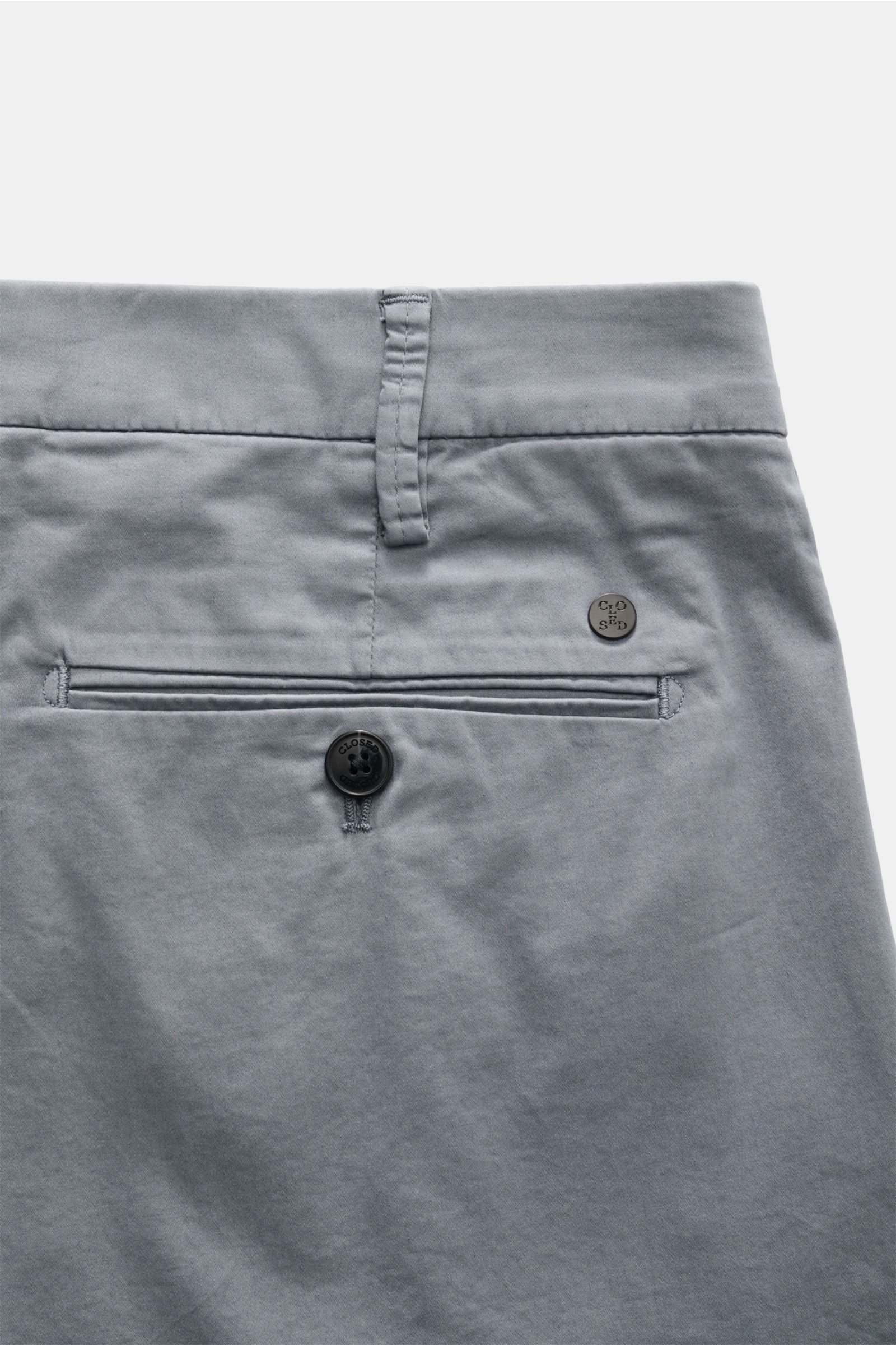 Closed Baumwollhose 'Bergen Tapered' rauchblau, Detailfoto von hinten oben mit paspelierter Gesäßtasche, Knopf und Metall-Initial.