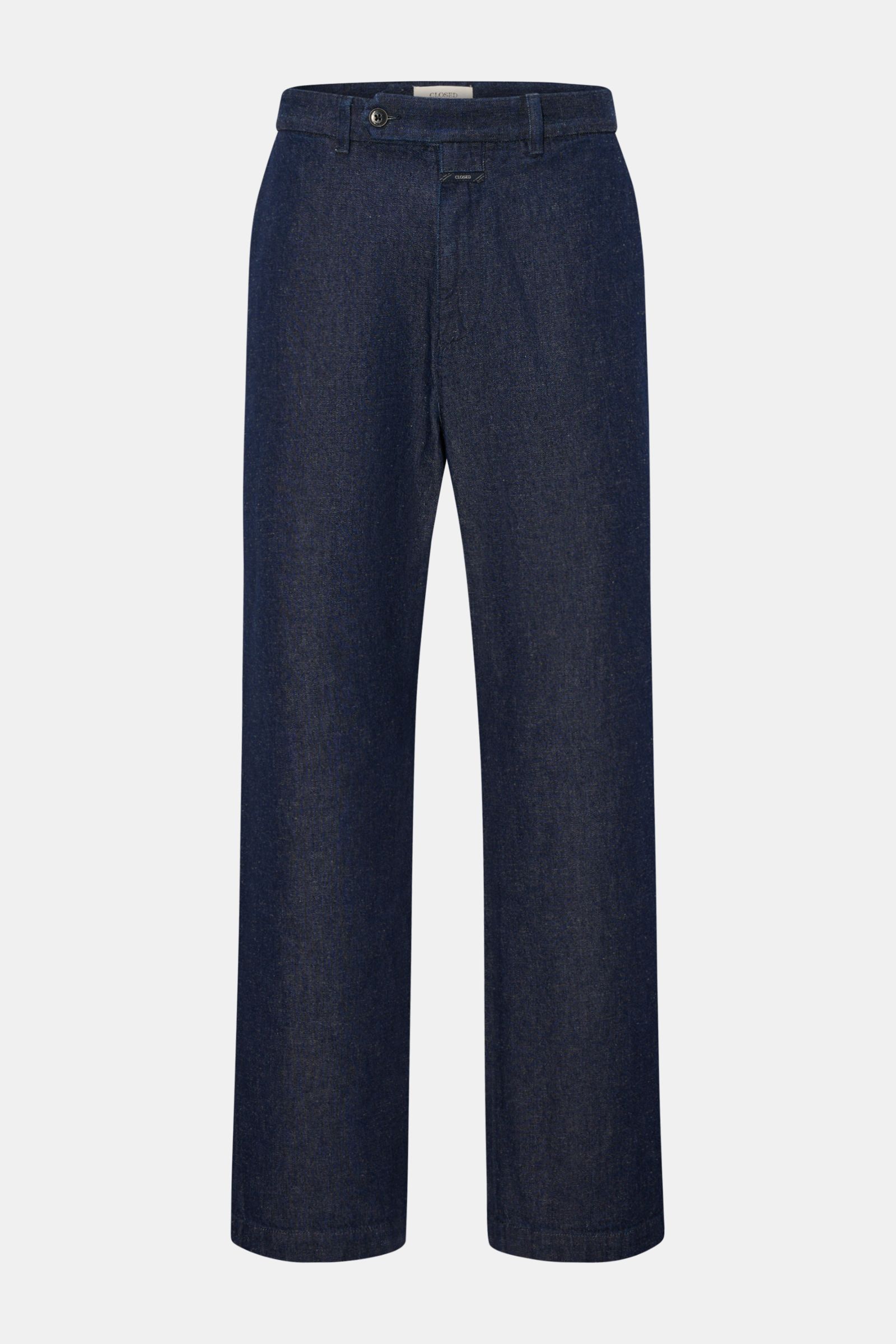 Frontale Aufnahme der Closed Jeans 'Fairport' navy aus robustem Baumwoll-Leinen-Mix mit Regular Fit, geradem Schnitt, Reißverschluss, Bundknopf, französischen Taschen, geknöpfter Gesäßtasche und typischem CLOSED-Weblabel. Denim mit griffiger Haptik, viels