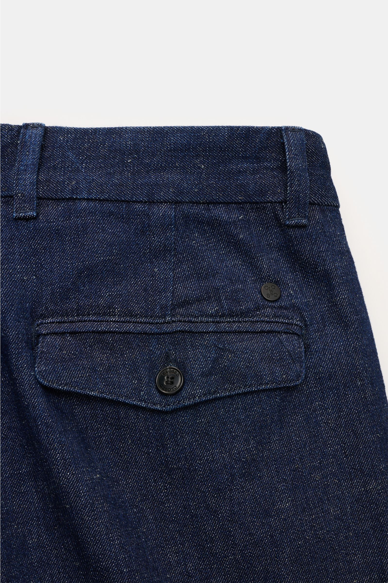Close-up der Closed Jeans 'Fairport' navy aus Baumwoll-Leinen-Mix mit französischer Tasche, geknöpfter Patte, Reißverschluss und Bundknopf.