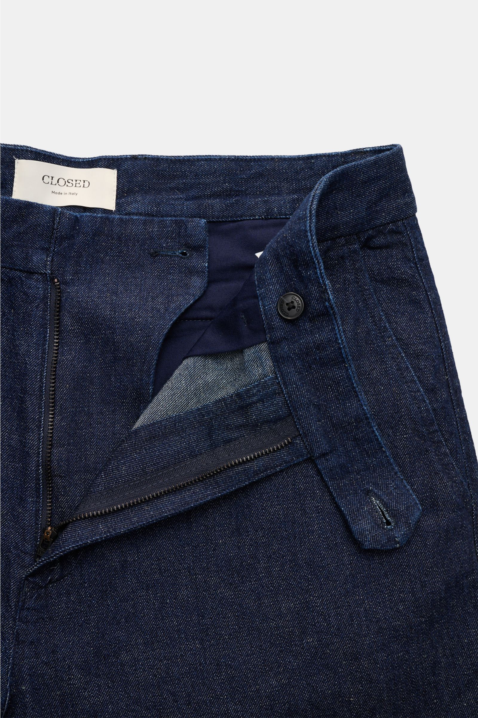 Geschlossene Nahaufnahme der geöffneten Closed Jeans 'Fairport' navy aus robustem Baumwoll-Leinen-Mix mit Reißverschluss, Bundknopf und Weblabel.