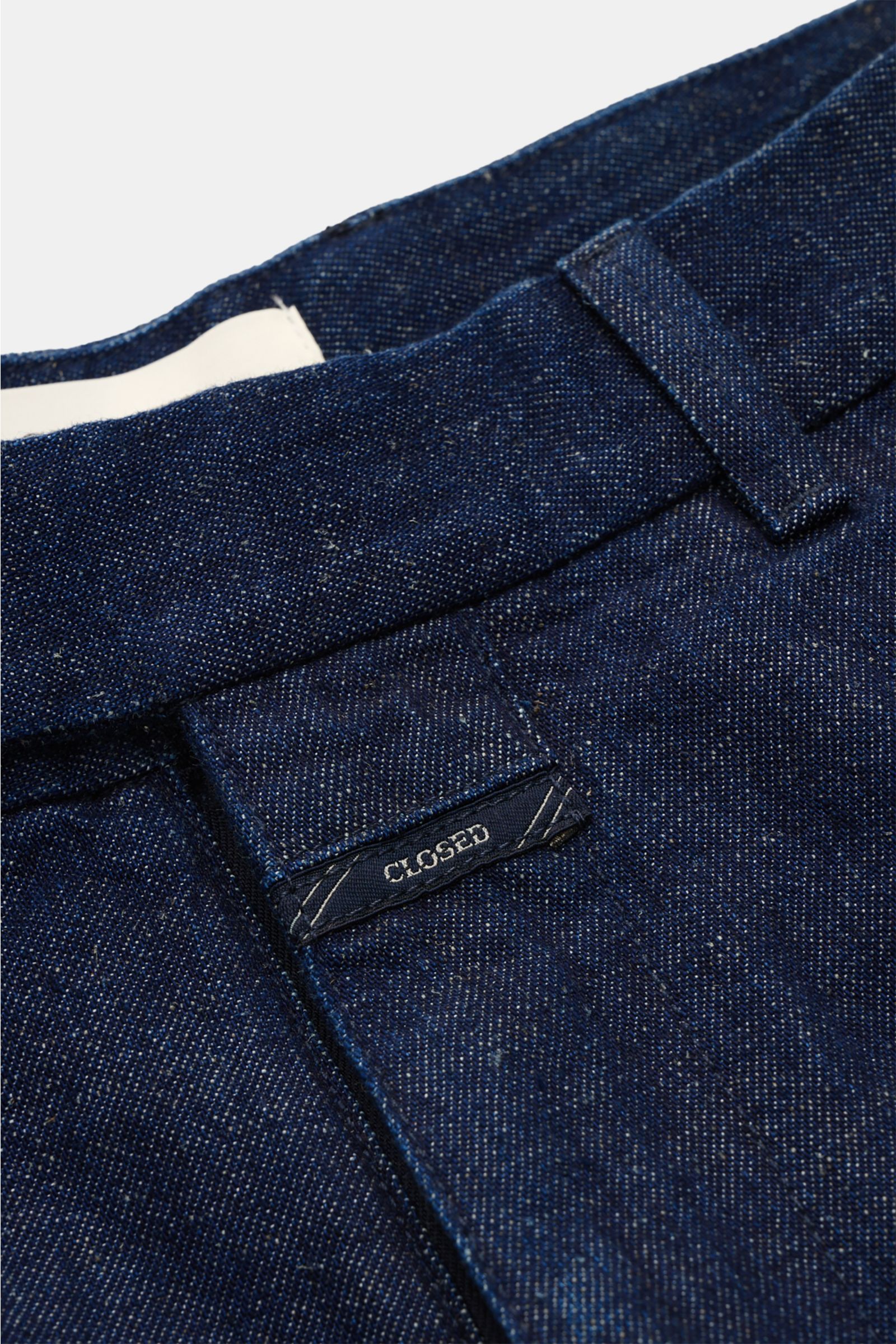 Nahaufnahme der Closed Jeans 'Fairport' navy aus robustem Baumwoll-Leinen-Mix, Regular Fit, gerader Schnitt, mit Bund, Reißverschluss und typischem CLOSED-Weblabel.