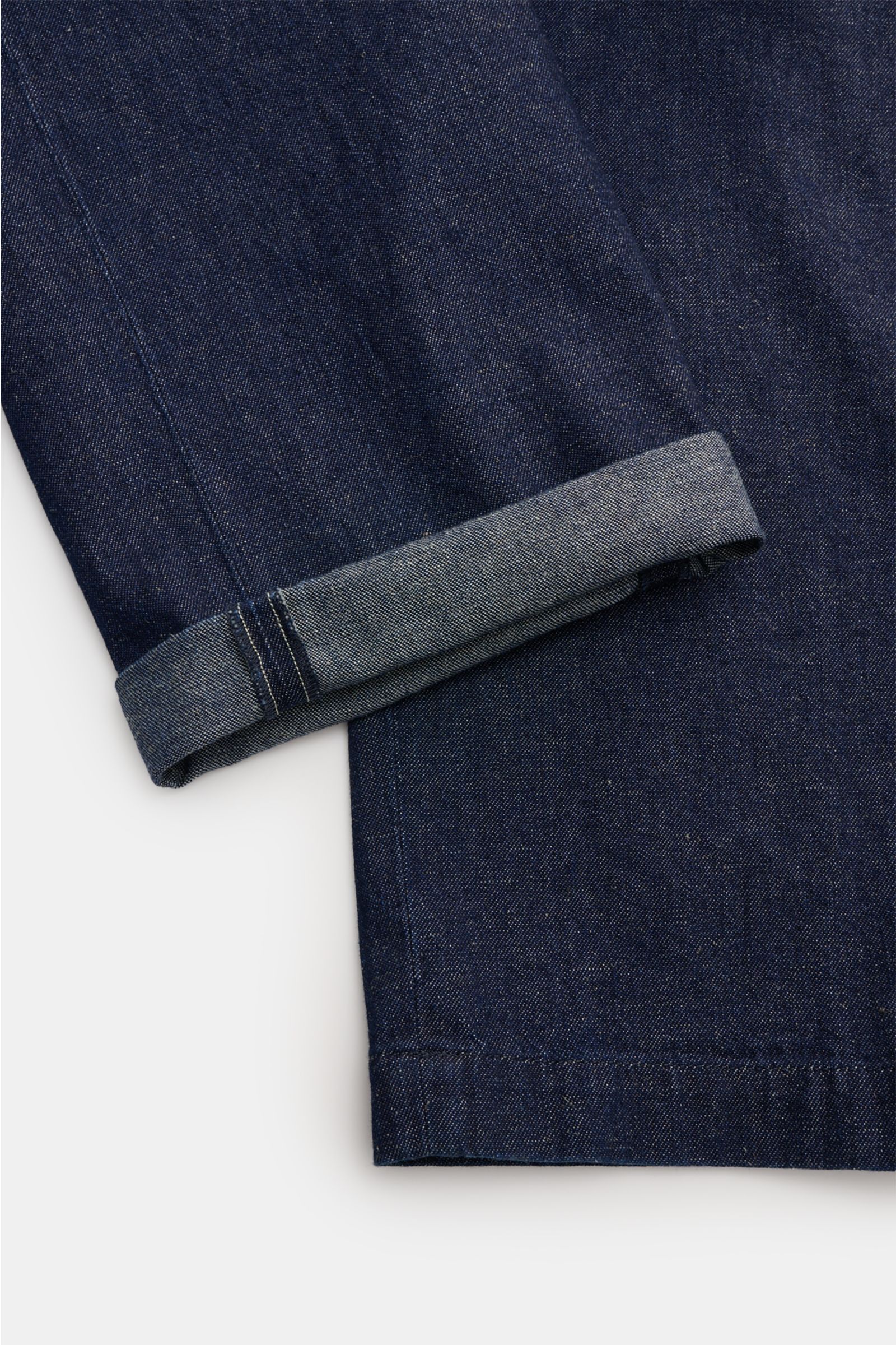 Nahaufnahme der Closed Jeans 'Fairport' navy aus robustem Baumwoll-Leinen-Mix mit umgeschlagenem Saum, Regular Fit und griffiger Haptik.