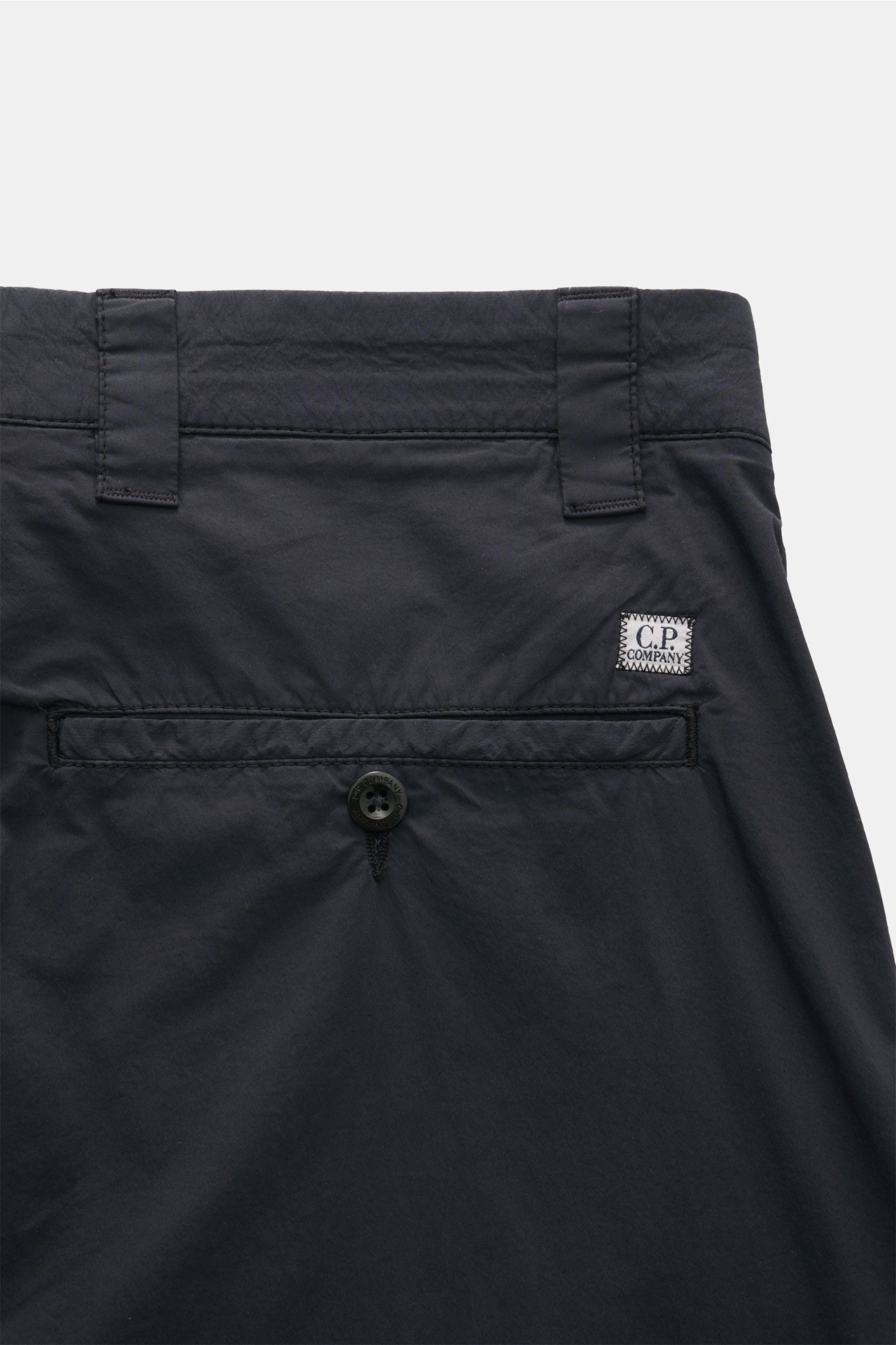 C.P. Company Cargohose navy, Detailaufnahme von hinten oben mit Label, Knopf, paspelierter Gesäßtasche, Utility-Ästhetik, Baumwoll-Mix, Tapered Fit.