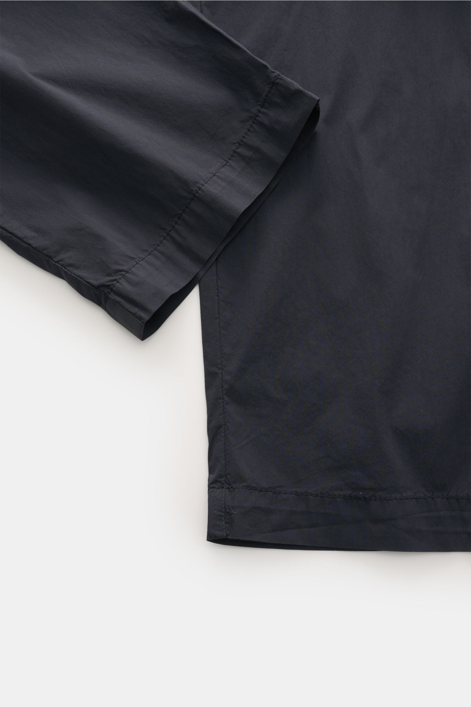 C.P. Company Cargohose navy in Tapered Fit, knöchellang, aus Baumwoll-Microfaser-Mix, Detailaufnahme vom Saum und Bein im geraden Schnitt.