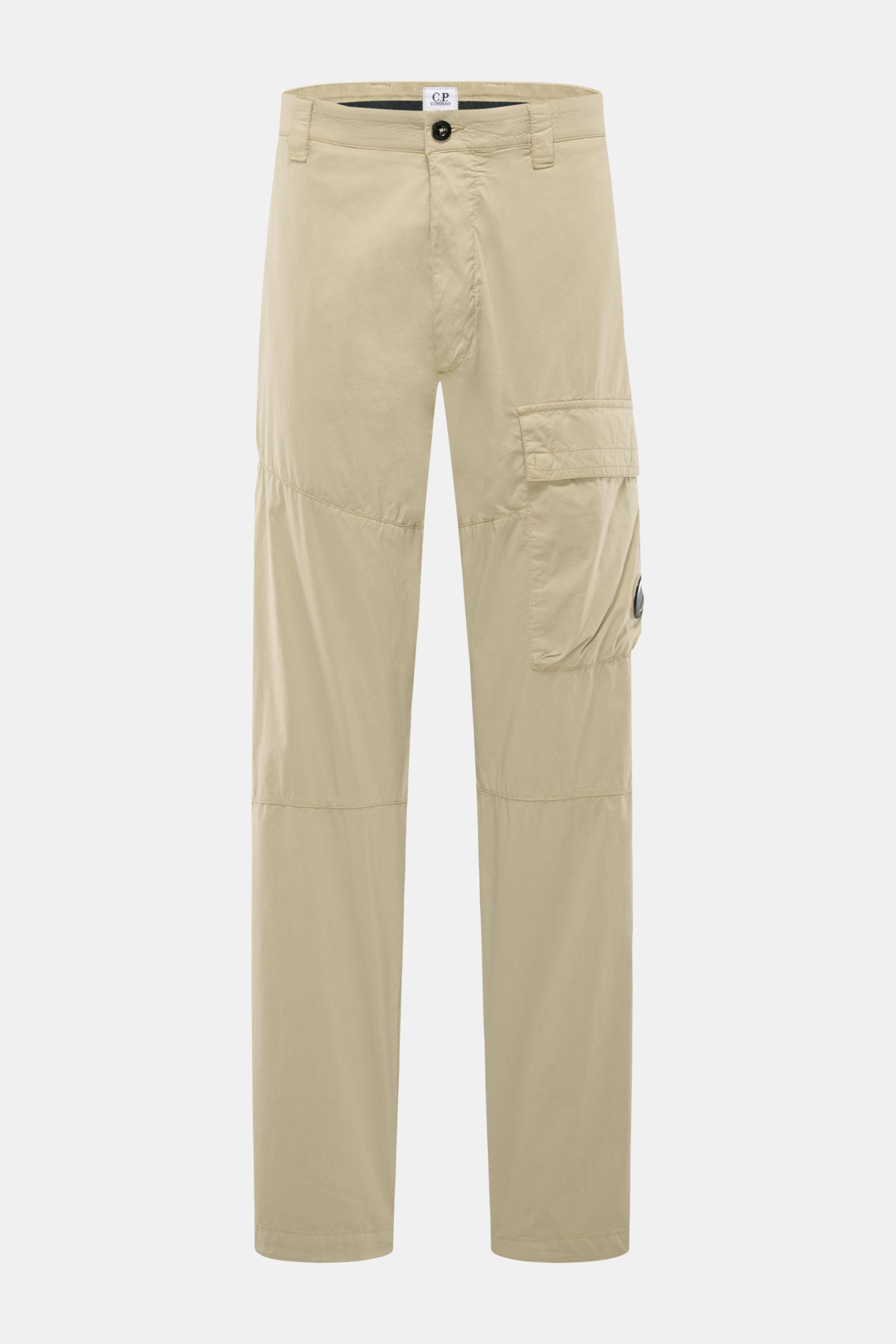 Frontale Ansicht der C.P. Company Cargohose sand aus Baumwoll-Microfaser-Mix mit Utility-Ästhetik, Cargo- und Seitentaschen, tapered Fit, knöchellang und Label-Linsendetail.