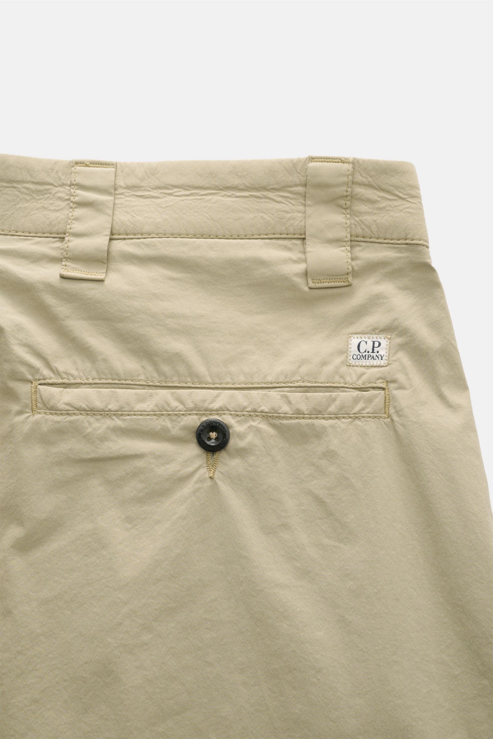 Rückansicht der C.P. Company Cargohose sand mit paspelierter Gesäßtasche, Label-Linsendetail, Tapered Fit und weichem Baumwoll-Mix.