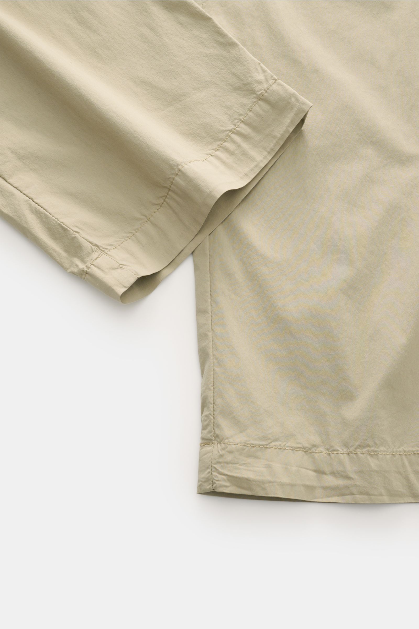 C.P. Company Cargohose sand aus Baumwoll-Microfaser-Mix, weicher Griff, knöchellang, gerader Schnitt, Tapered Fit, Detailfoto von Saum und Seitennaht.