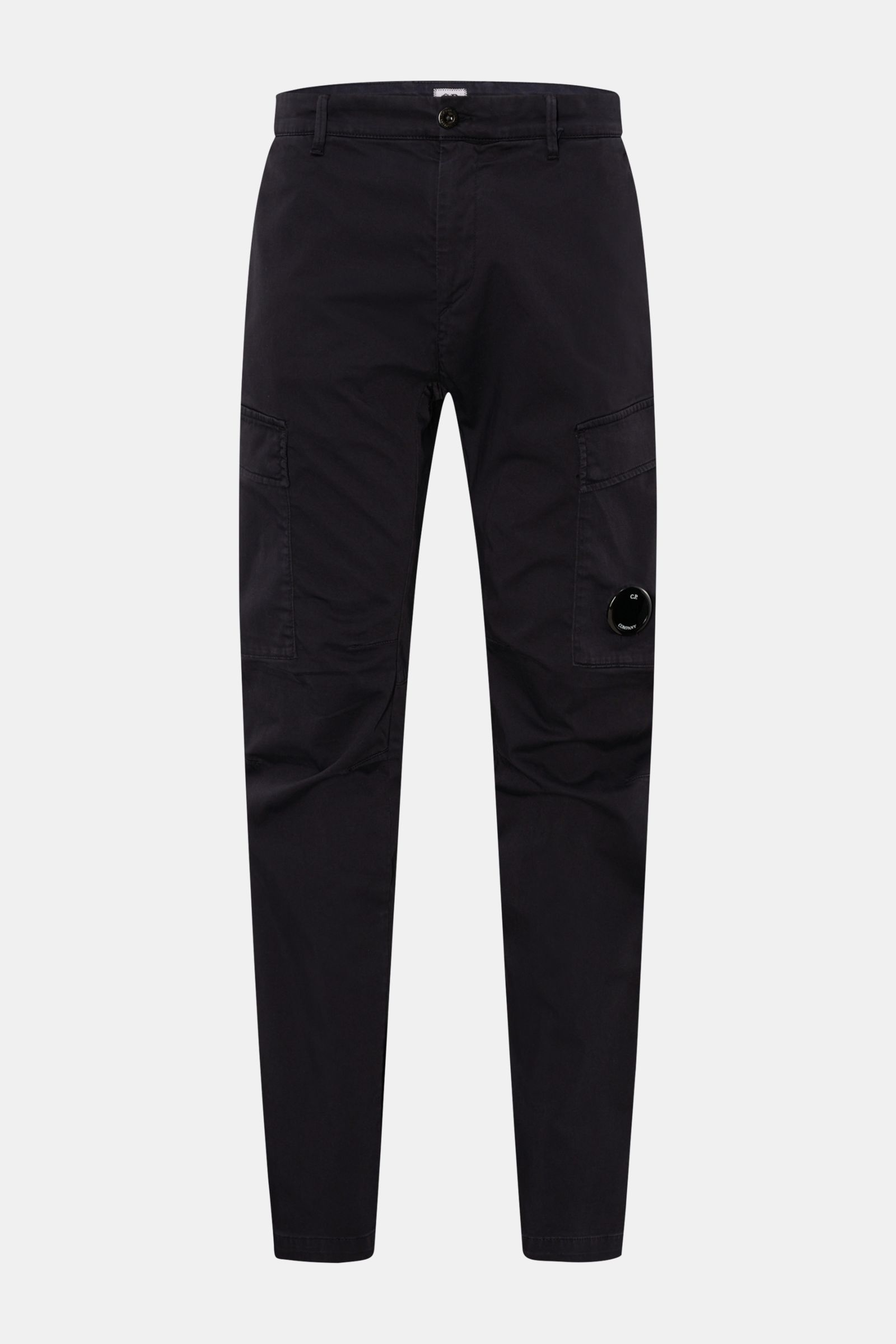 Front view of C.P. Company Cargohose dark navy made of cotton gabardine with stretch, regular fit, tapered legs, side and cargo pockets, zip and button. 

Urban Utility: Die Cargohose von C.P. COMPANY kombiniert funktionale Details mit entspanntem Fit und