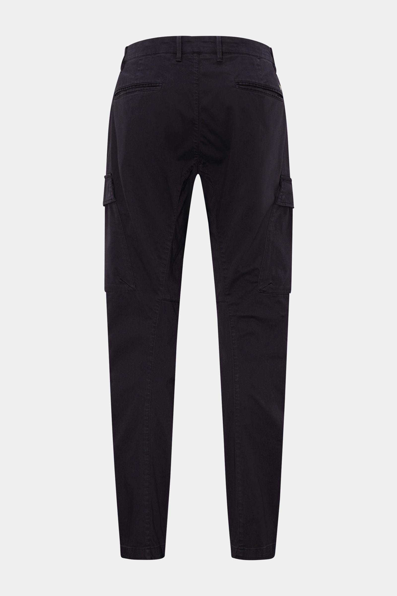 Rear view of C.P. Company Cargohose dark navy showing functional cargo pockets, side seam and welt back pockets, regular fit with tapered legs, zipper and button closure, made from soft gabardine cotton with stretch for comfort. Urban Utility: Die Cargoho