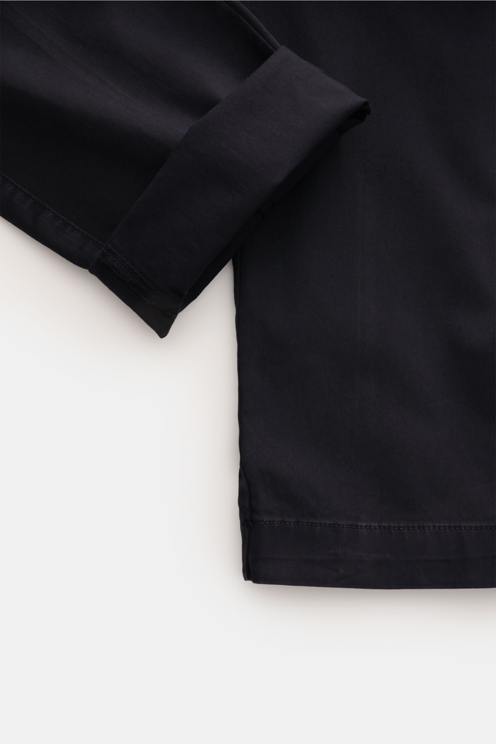 C.P. Company Cargohose dark navy shown from a folded detail perspective, urban utility with gabardine cotton, stretch, regular fit, tapered legs, zipper, button, side and cargo pockets with label lens detail. Urban Utility: Die Cargohose von C.P. COMPANY 