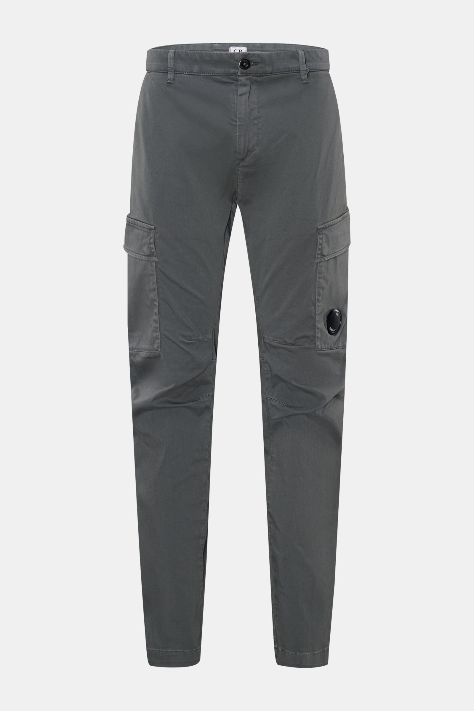 Front view of C.P. Company Cargohose dunkelgrau, a dark gray cotton gabardine cargo pant with stretch, regular fit, tapered legs, side seam and cargo pockets, zip and button closure, piped back pockets, and signature lens detail.

Description: Urban Ut