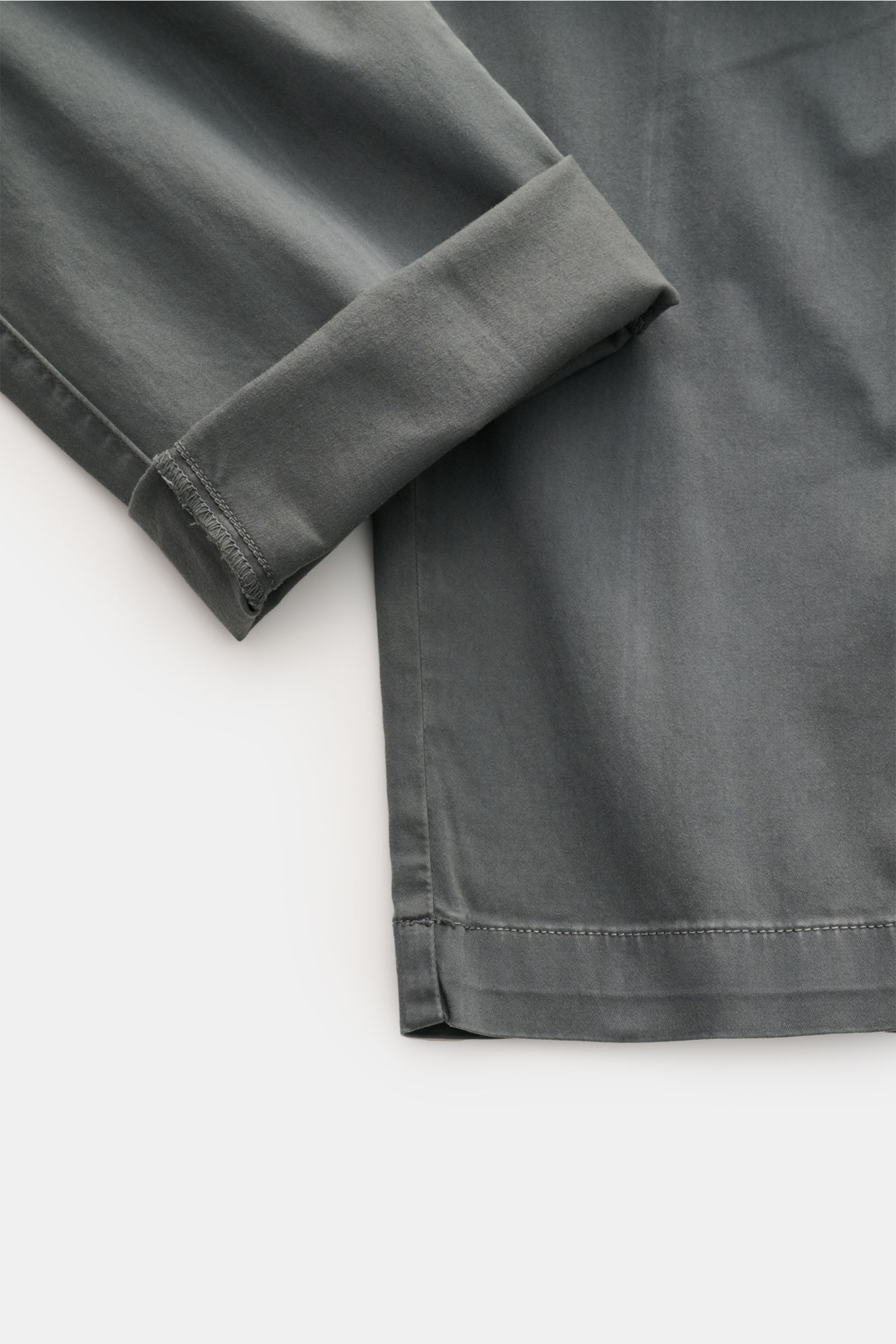Close-up front-side view of C.P. Company Cargohose dunkelgrau showing dark gray cotton gabardine fabric with soft touch, regular fit, and tapered leg hem.

Urban Utility: Die Cargohose von C.P. COMPANY kombiniert funktionale Details mit entspanntem Fit un