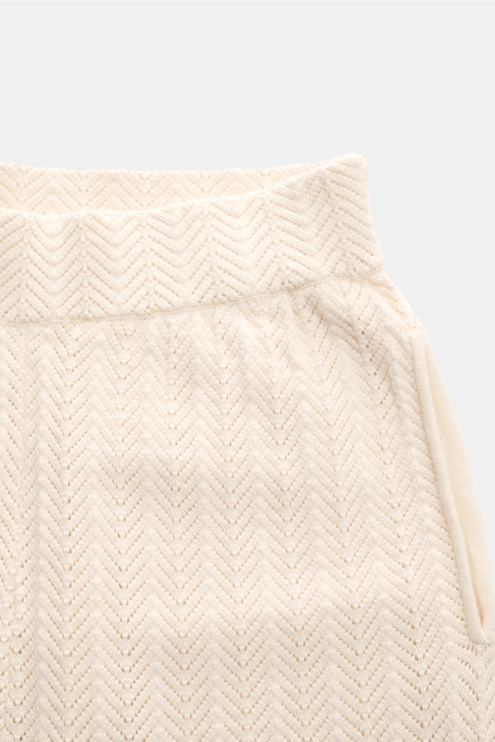 Soft Goat Strick-Jogpants creme aus Baumwolle und Cashmere, Zick-Zack-Struktur, Regular Fit, elastischer Bund, seitliche Taschen, Nahaufnahme von vorne.