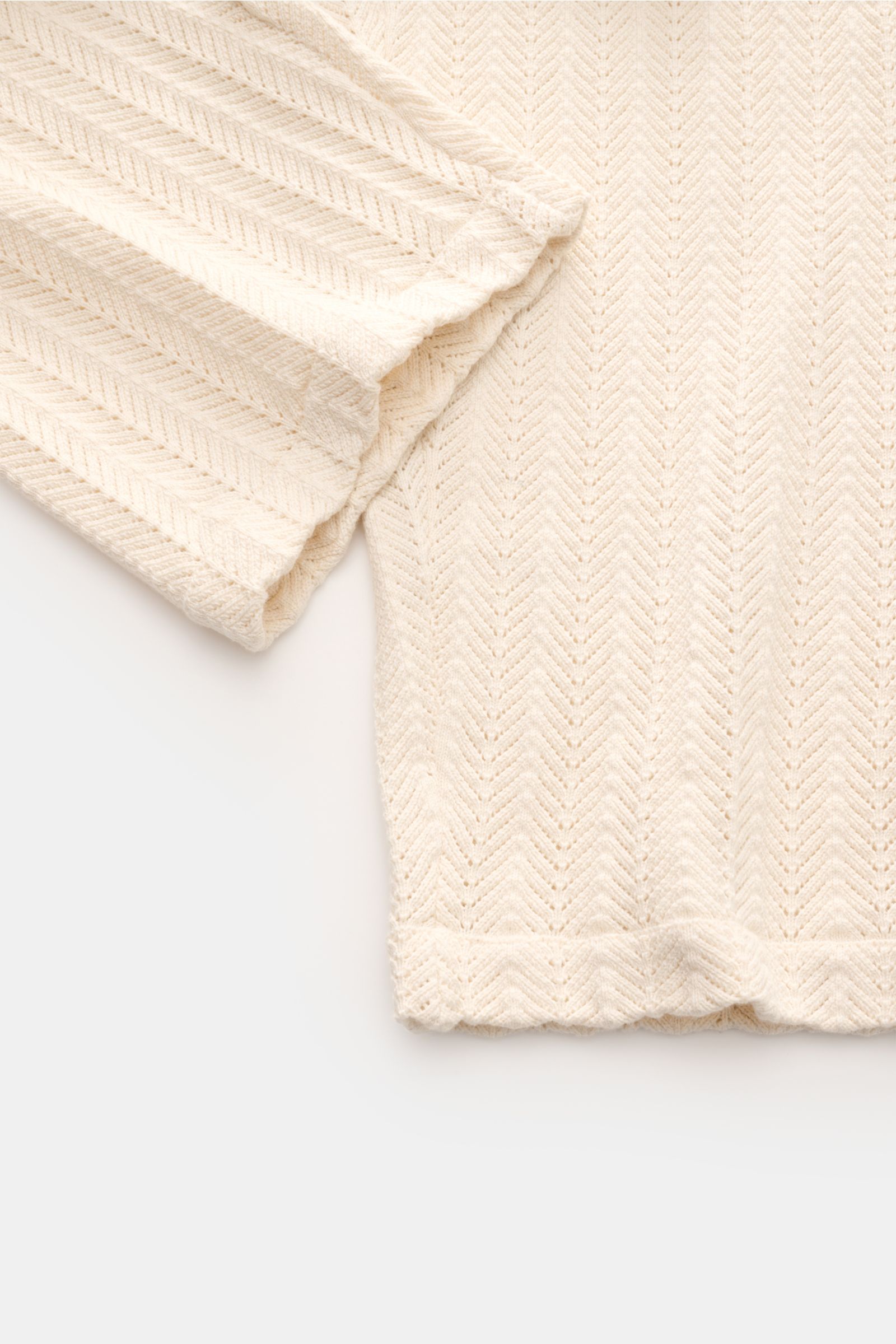 Soft Goat Strick-Jogpants creme aus Baumwolle und Cashmere, Zick-Zack-Muster, Regular Fit, elastischer Bund, Nahaufnahme seitlich fotografiert.