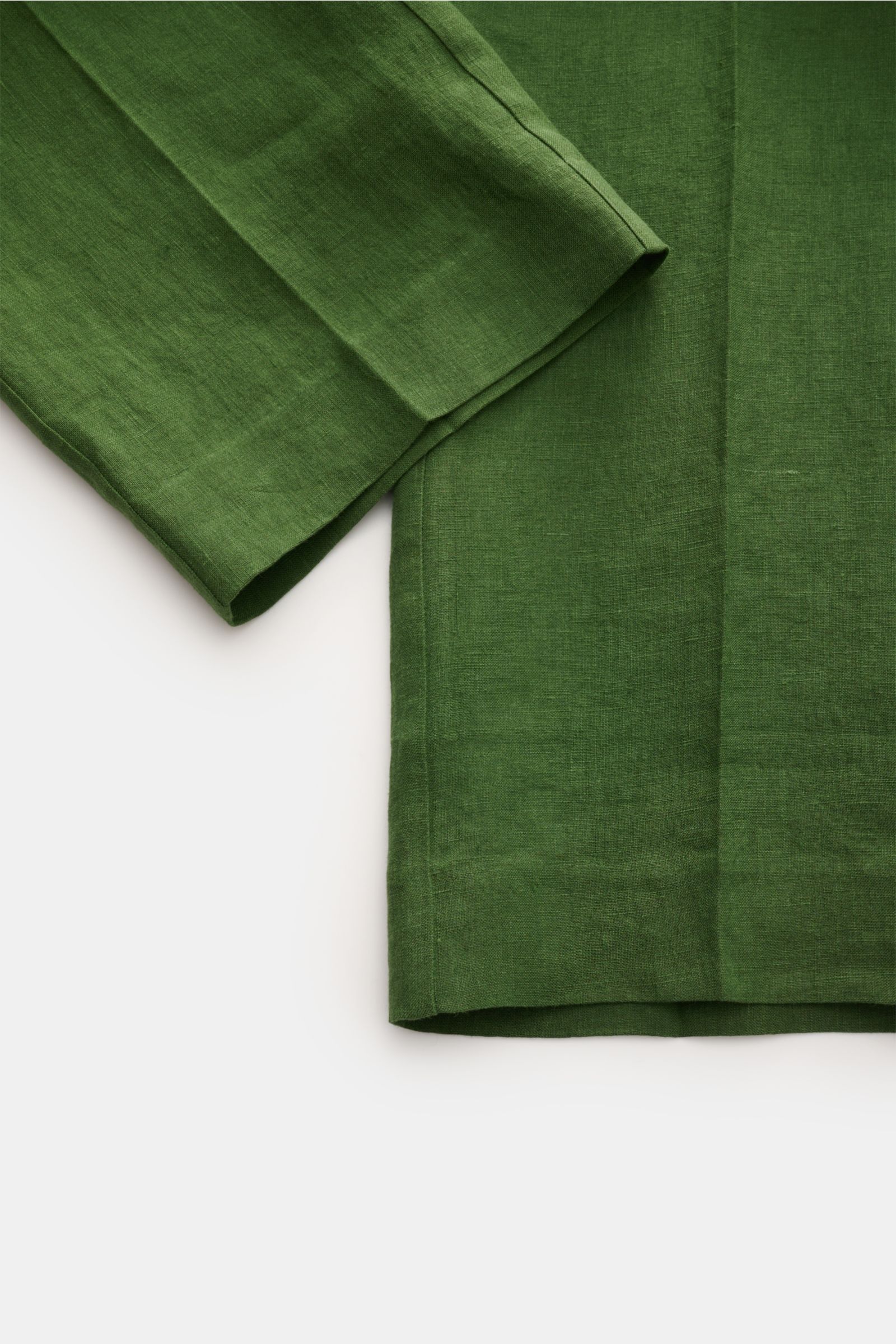 Close-up front view of Percival Trousers 'Tailored Linen' green, showing linen-cotton fabric and straight cut hem details.

Description: Stay smart this summer: The straight cut trousers 'Tailored Linen' made of linen and cotton by London label PERCIVA