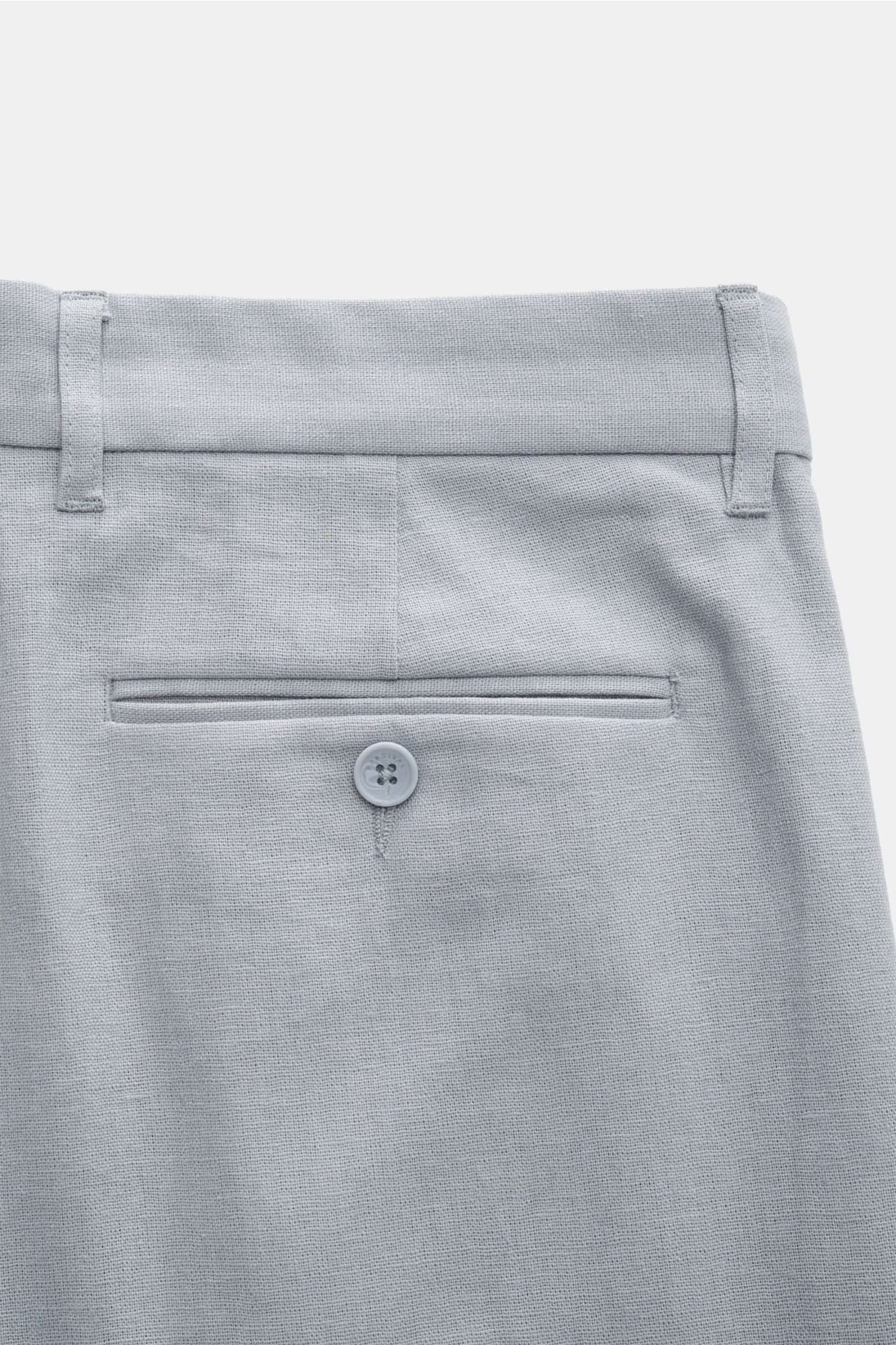 Close-up rear view of Percival Trousers 'Tailored Linen' smoky blue showing jetted back pocket with button on linen-cotton fabric.

Stay smart this summer: The straight cut trousers 'Tailored Linen' made of linen and cotton by London label PERCIVAL are