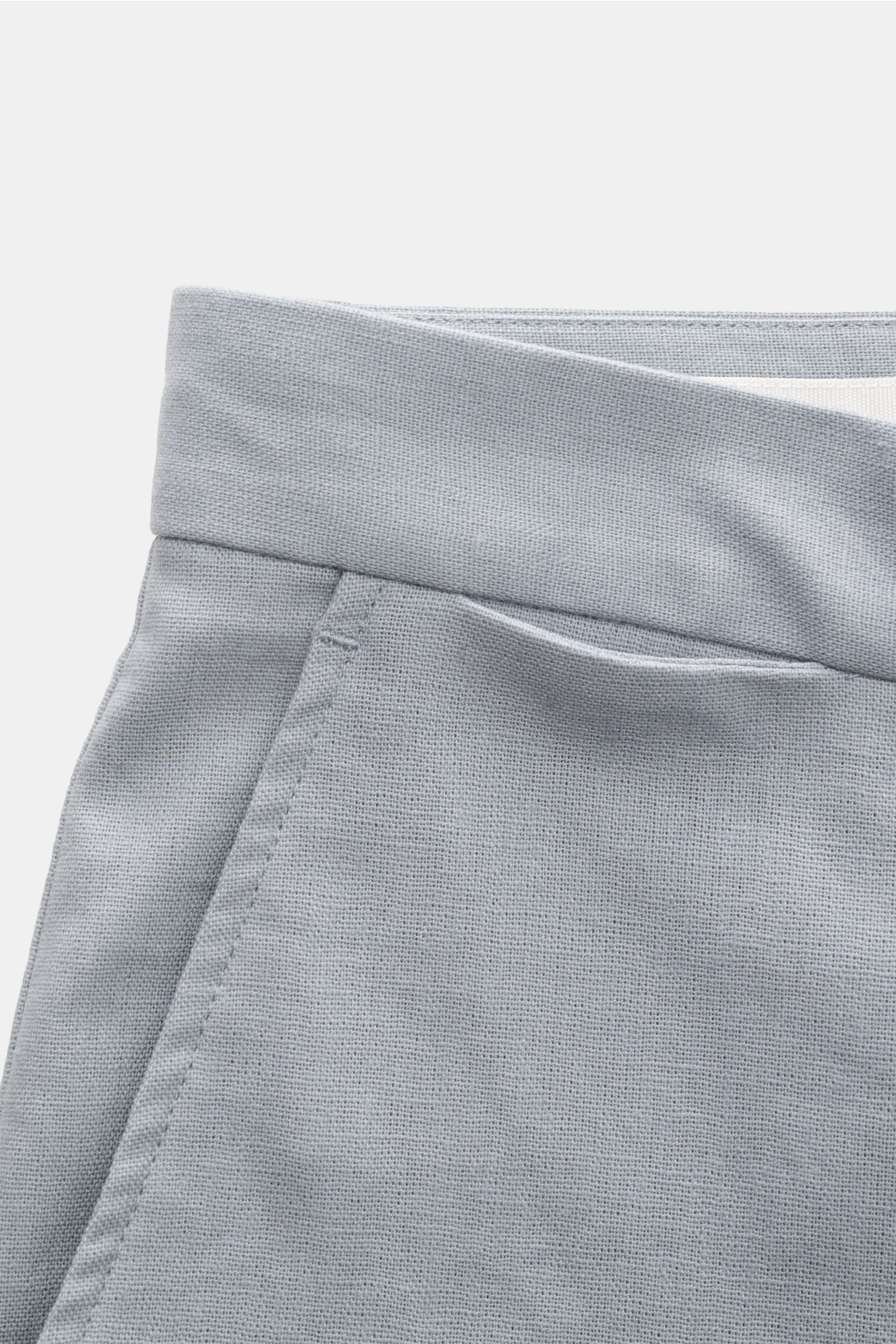 Close-up front side view of Percival Trousers 'Tailored Linen' smoky blue, showing linen and cotton blend fabric texture and pocket detail.

Description: Stay smart this summer: The straight cut trousers 'Tailored Linen' made of linen and cotton by Lon