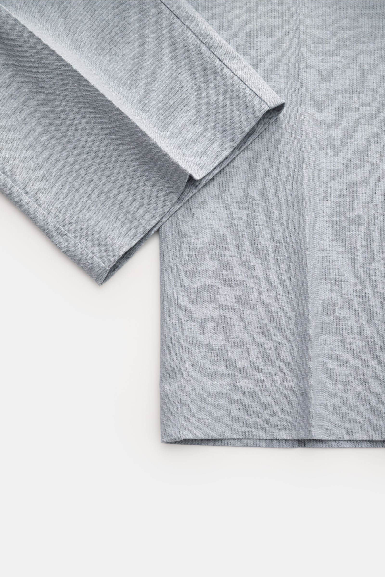 Close-up front view of Percival Trousers 'Tailored Linen' smoky blue, showing linen-cotton fabric texture and straight cut hem.

Description:
Stay smart this summer: The straight cut trousers 'Tailored Linen' made of linen and cotton by London label PE
