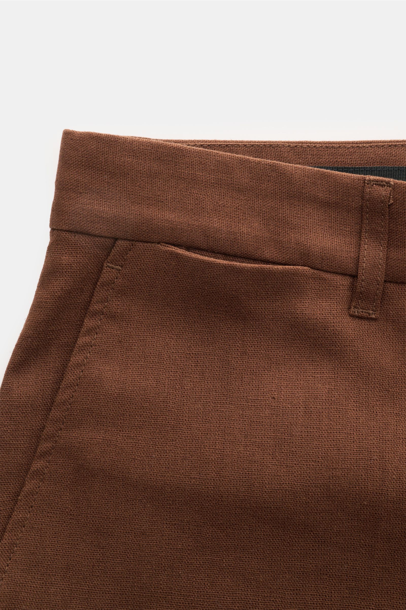 Close-up front side view of Percival Trousers 'Tailored Linen' brown, showcasing linen-cotton blend, French pocket, and waistband details.

Description: Stay smart this summer: The straight cut trousers 'Tailored Linen' made of linen and cotton by Lond