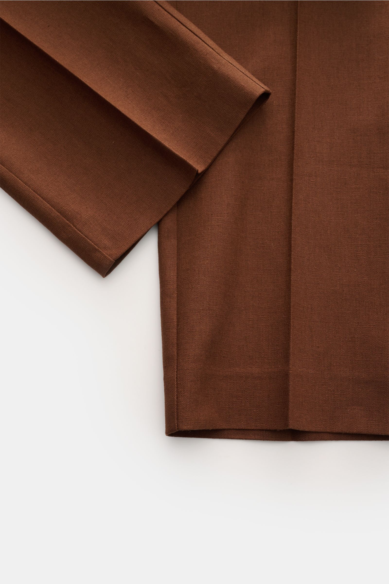 Close-up top-down view of the hem and lower leg of Percival Trousers 'Tailored Linen' brown, showing linen-cotton texture and straight cut.

Stay smart this summer: The straight cut trousers 'Tailored Linen' made of linen and cotton by London label PER