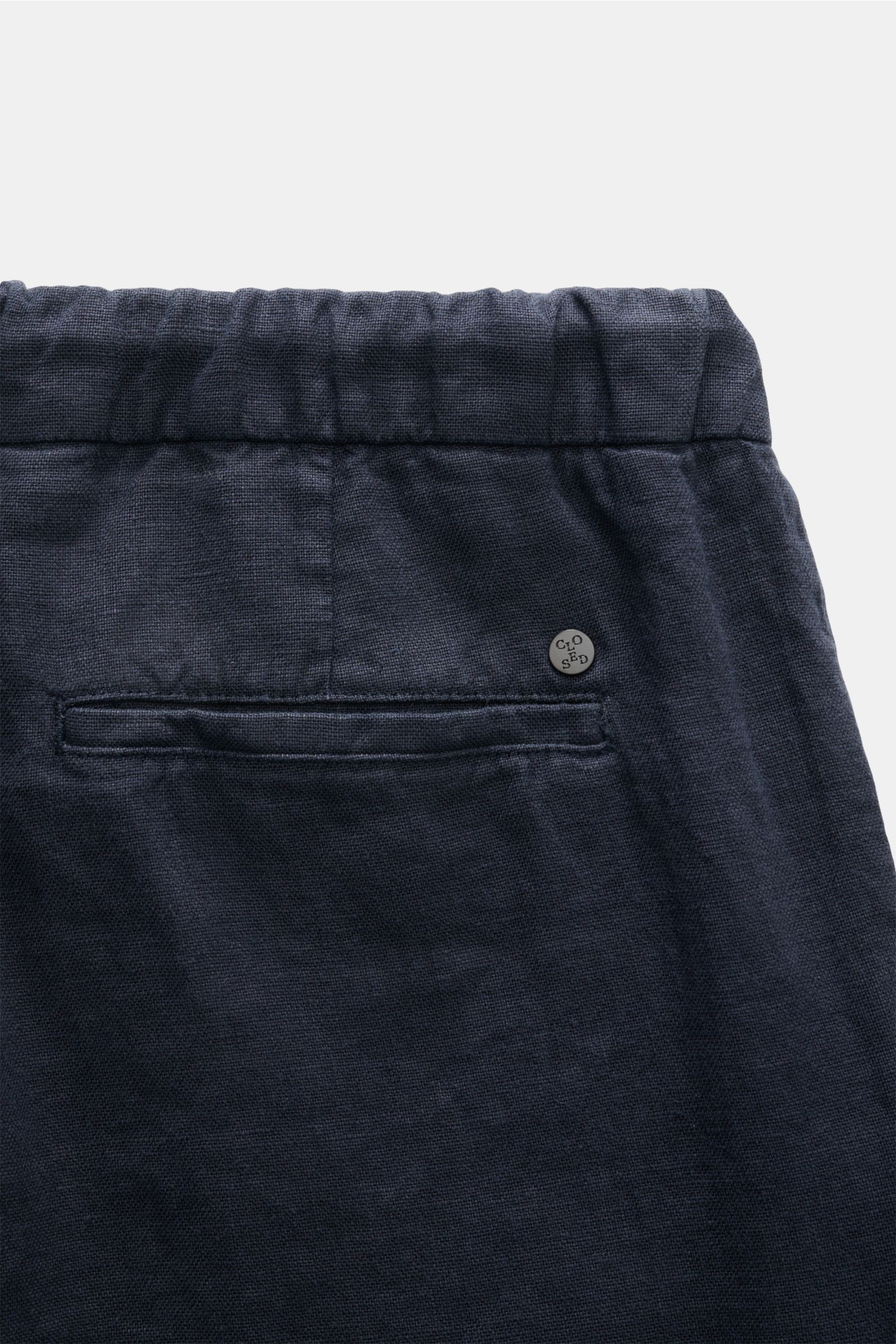 Closed Leinen-Jogpants navy, Detailaufnahme von hinten oben, elastischer Bund mit Tunnelzug, paspelierte Gesäßtasche, reines Leinen, Regular Fit.