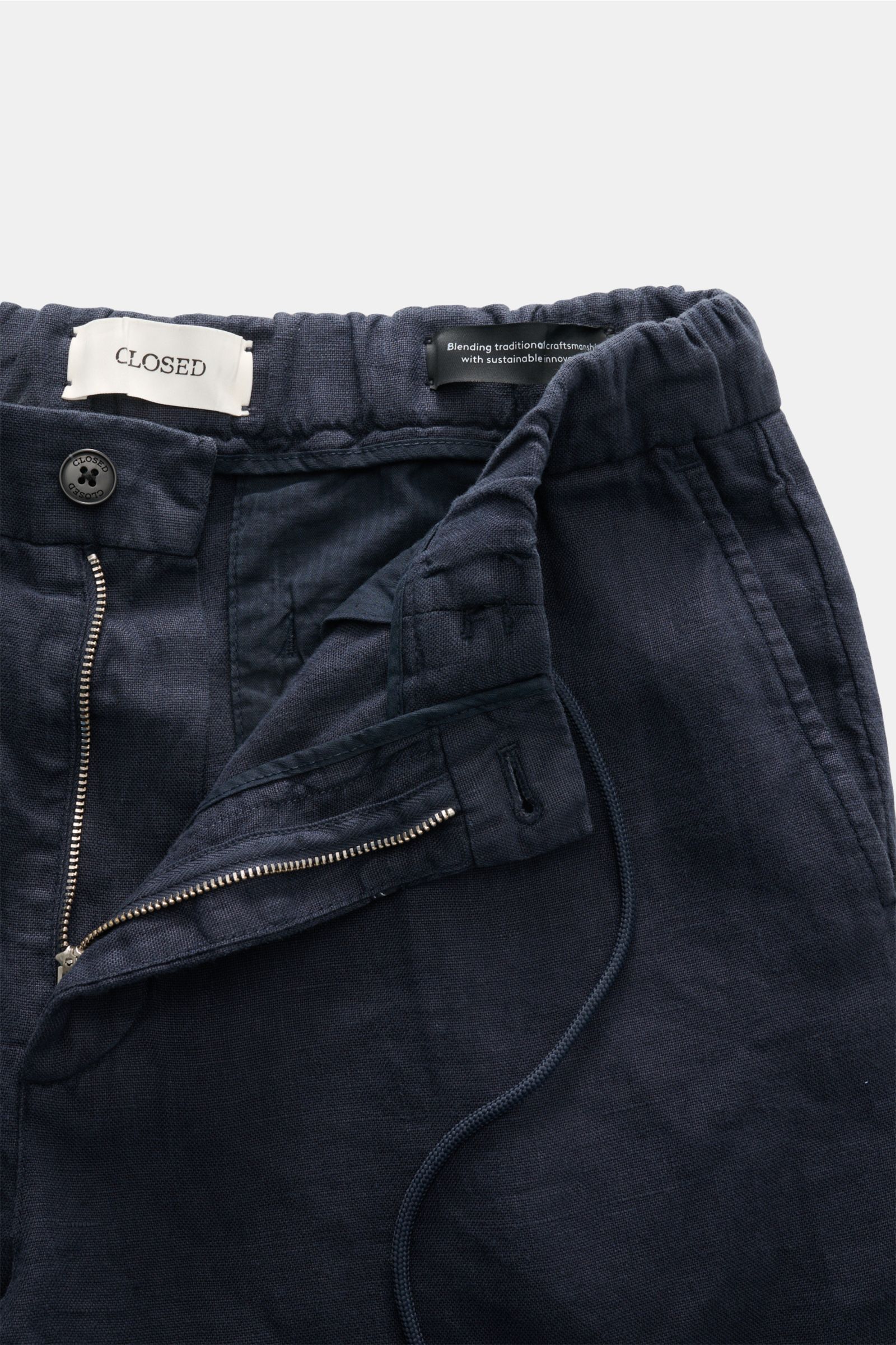 Closed Leinen-Jogpants navy aus reinem Leinen, Frontdetail mit Reißverschluss, Bundknopf, Tunnelzug, schmal zulaufend, von oben fotografiert.