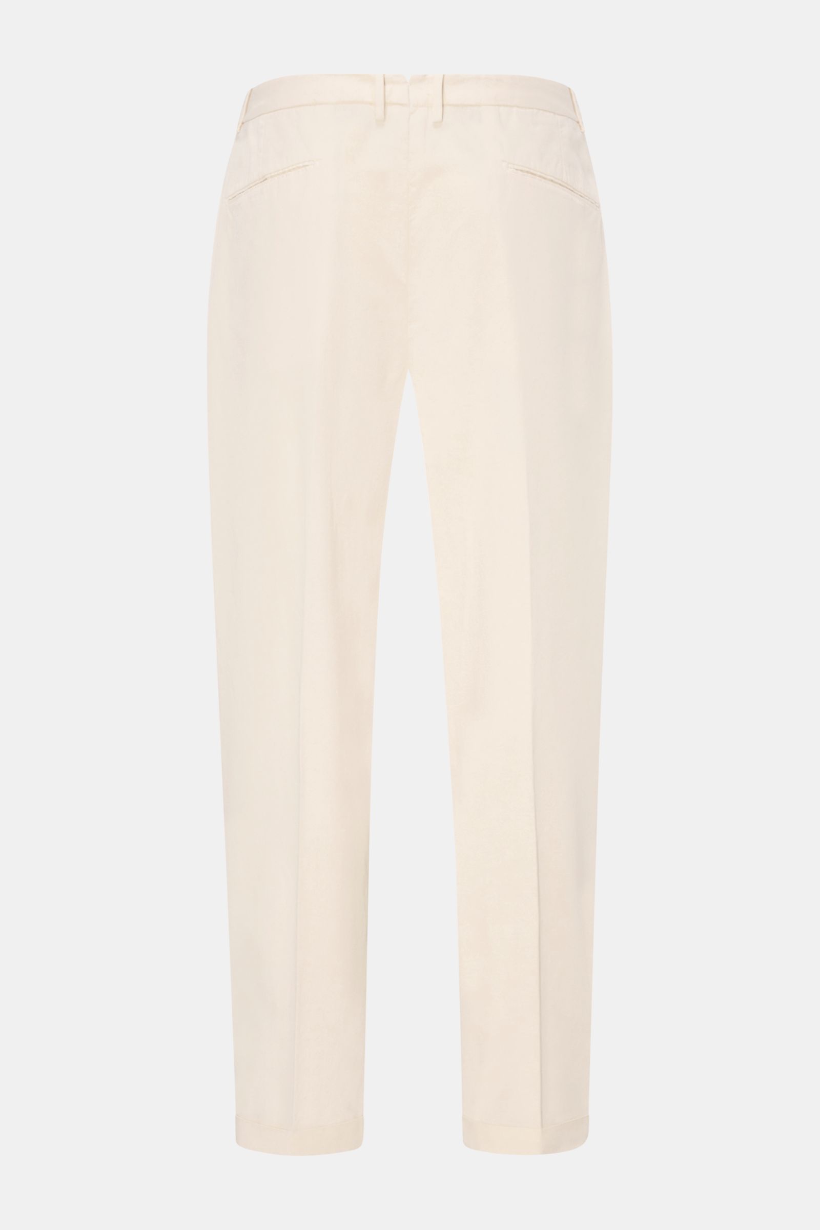 Santaniello Chinos 'Arsenio' cream shown from the back, ankle-length tapered fit with single pleat and jetted pockets in fine cotton twill. 

Casual meets stylish: The chinos 'Arsenio' by SANTANIELLO are made of soft twill in pure cotton with a single 