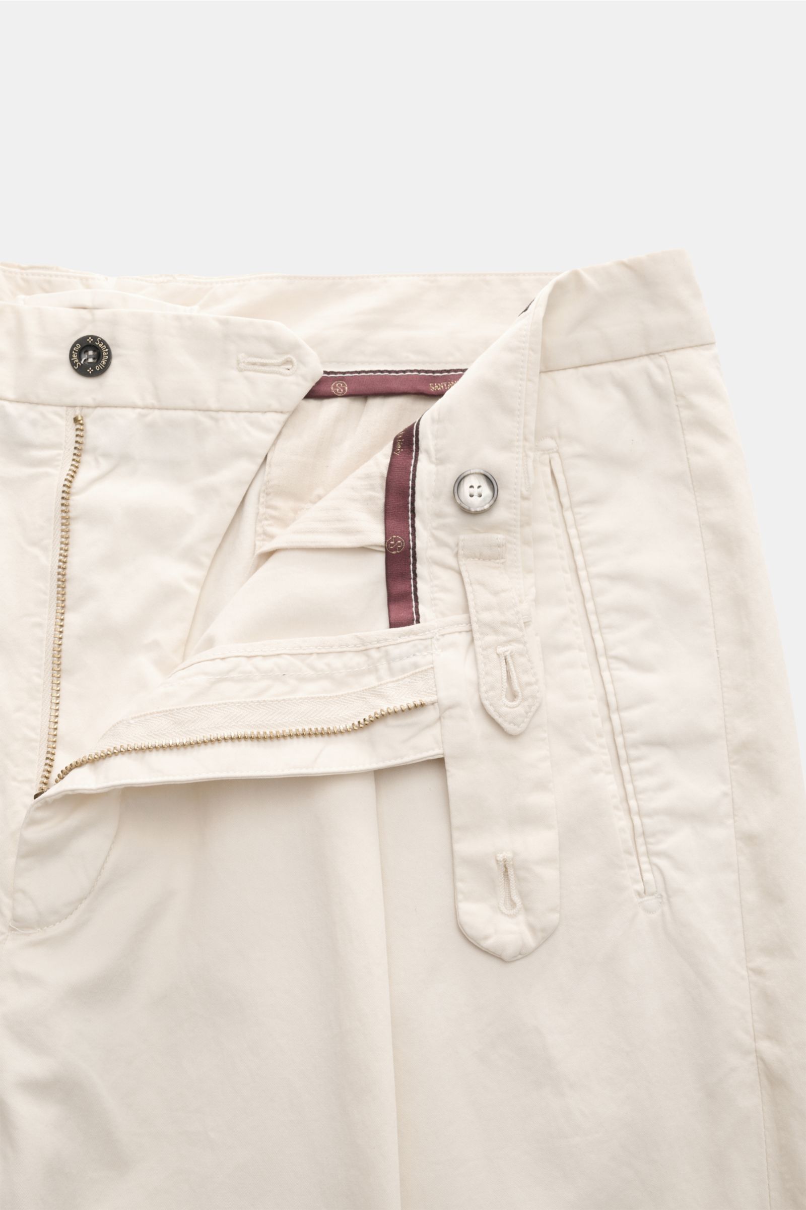 Close-up front view of Santaniello Chinos 'Arsenio' cream with open zipper, button, single pleat, and jetted hip pocket details.

Description: 
Casual meets stylish: The chinos 'Arsenio' by SANTANIELLO are made of soft twill in pure cotton with a singl
