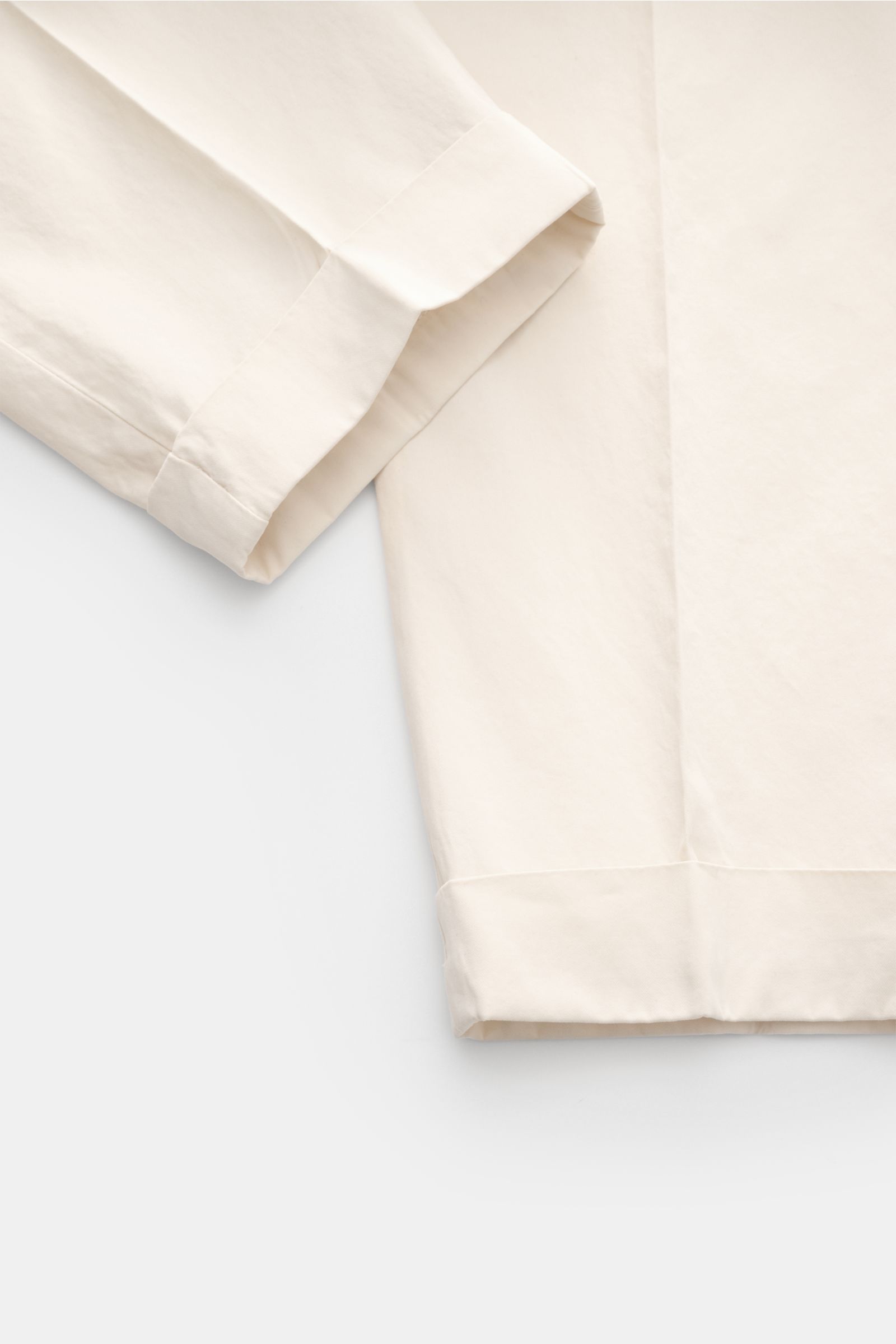 Santaniello Chinos 'Arsenio' cream shown from a close-up side angle, highlighting the fixed hem turn-up and soft cotton twill fabric.