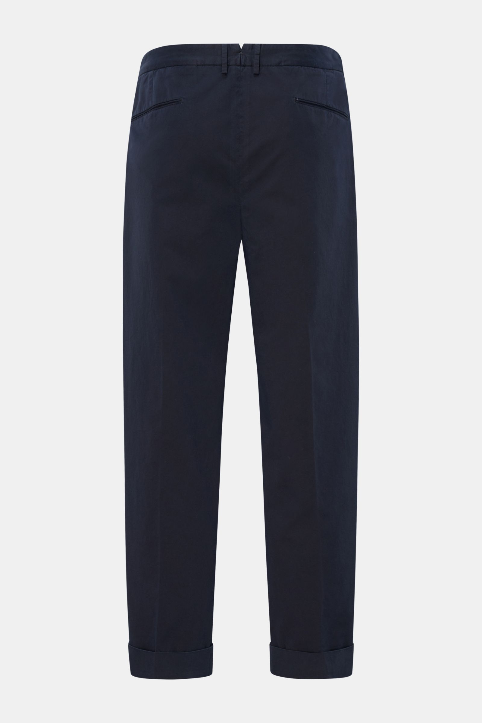 Rear view of Santaniello Chinos 'Arsenio' navy made of fine cotton twill with single pleat, tapered fit, jetted pockets, and fixed hem turn-up.

Casual meets stylish: The chinos 'Arsenio' by SANTANIELLO are made of soft twill in pure cotton with a sing
