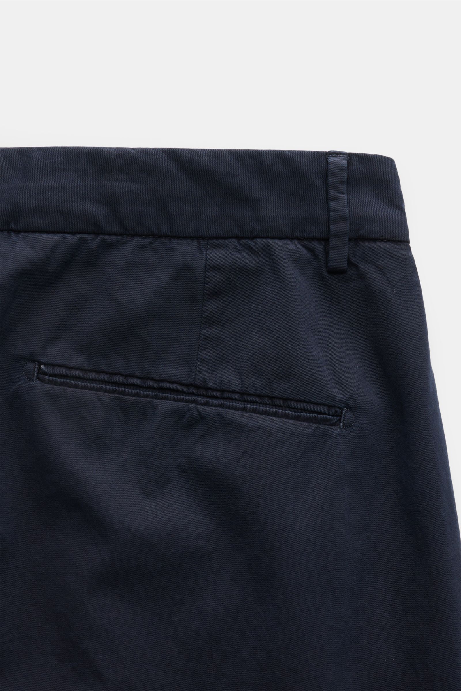 Close-up rear view of Santaniello Chinos 'Arsenio' navy showing jetted back pocket, belt loop, and fine cotton twill fabric.

Casual meets stylish: The chinos 'Arsenio' by SANTANIELLO are made of soft twill in pure cotton with a single pleat – for summ