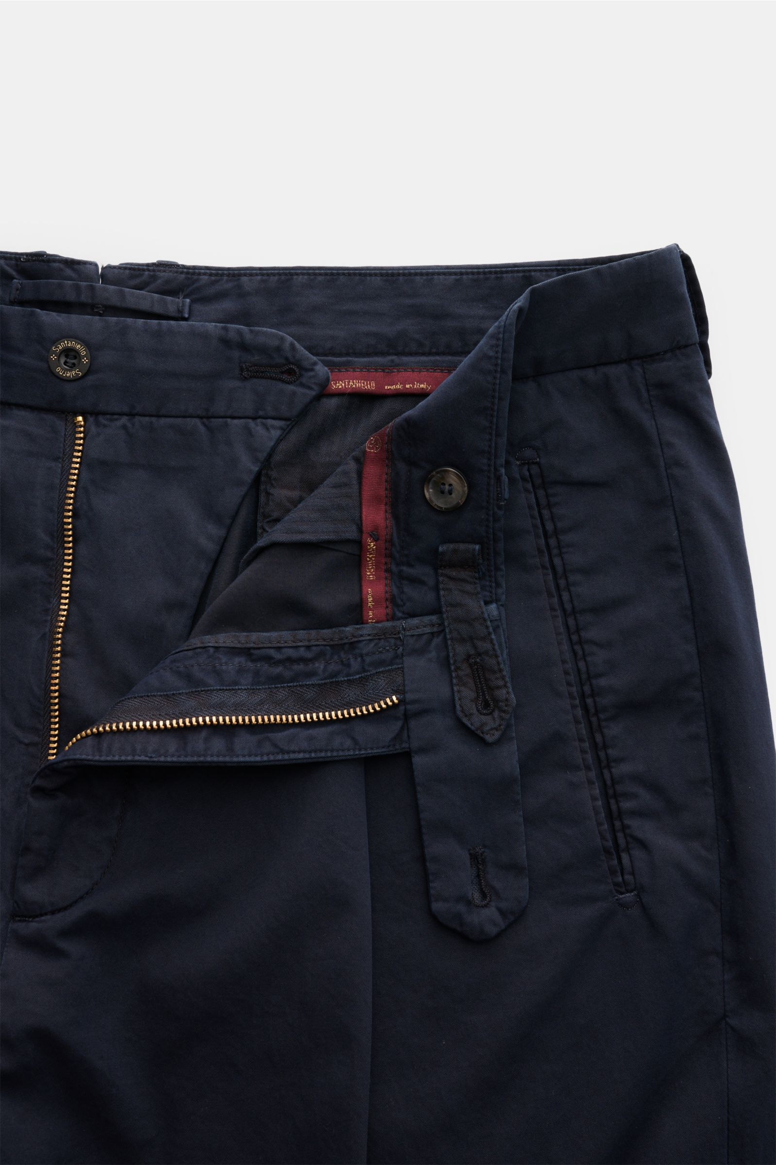 Close-up front view of Santaniello Chinos 'Arsenio' navy with open zip and button, made from fine soft cotton twill.

Casual meets stylish: The chinos 'Arsenio' by SANTANIELLO are made of soft twill in pure cotton with a single pleat – for summery retr