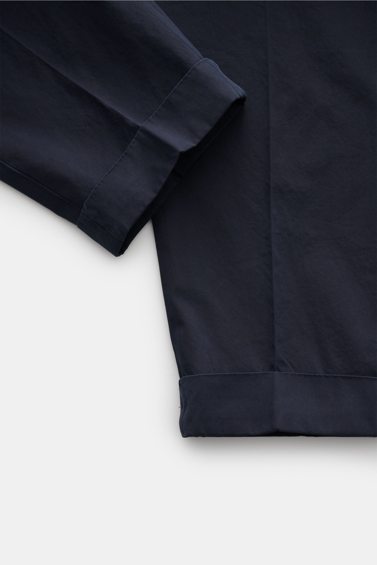 Close-up angled view of Santaniello Chinos 'Arsenio' navy showing ankle length and fixed hem turn-up in fine cotton twill.

Casual meets stylish: The chinos 'Arsenio' by SANTANIELLO are made of soft twill in pure cotton with a single pleat – for summer