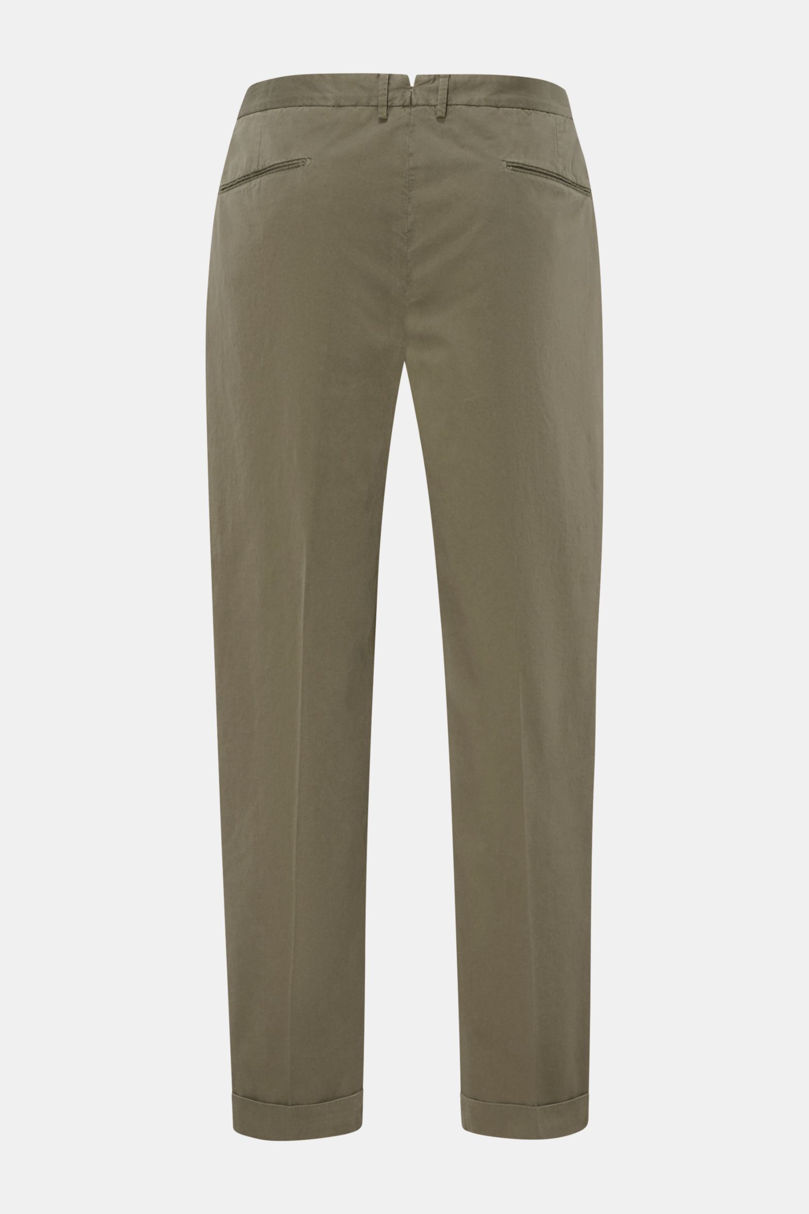 Santaniello Chinos 'Arsenio' olive shown from the back, made of fine cotton twill with a single pleat, jetted pockets, tapered fit, and fixed hem turn-up. 

Casual meets stylish: The chinos 'Arsenio' by SANTANIELLO are made of soft twill in pure cotton