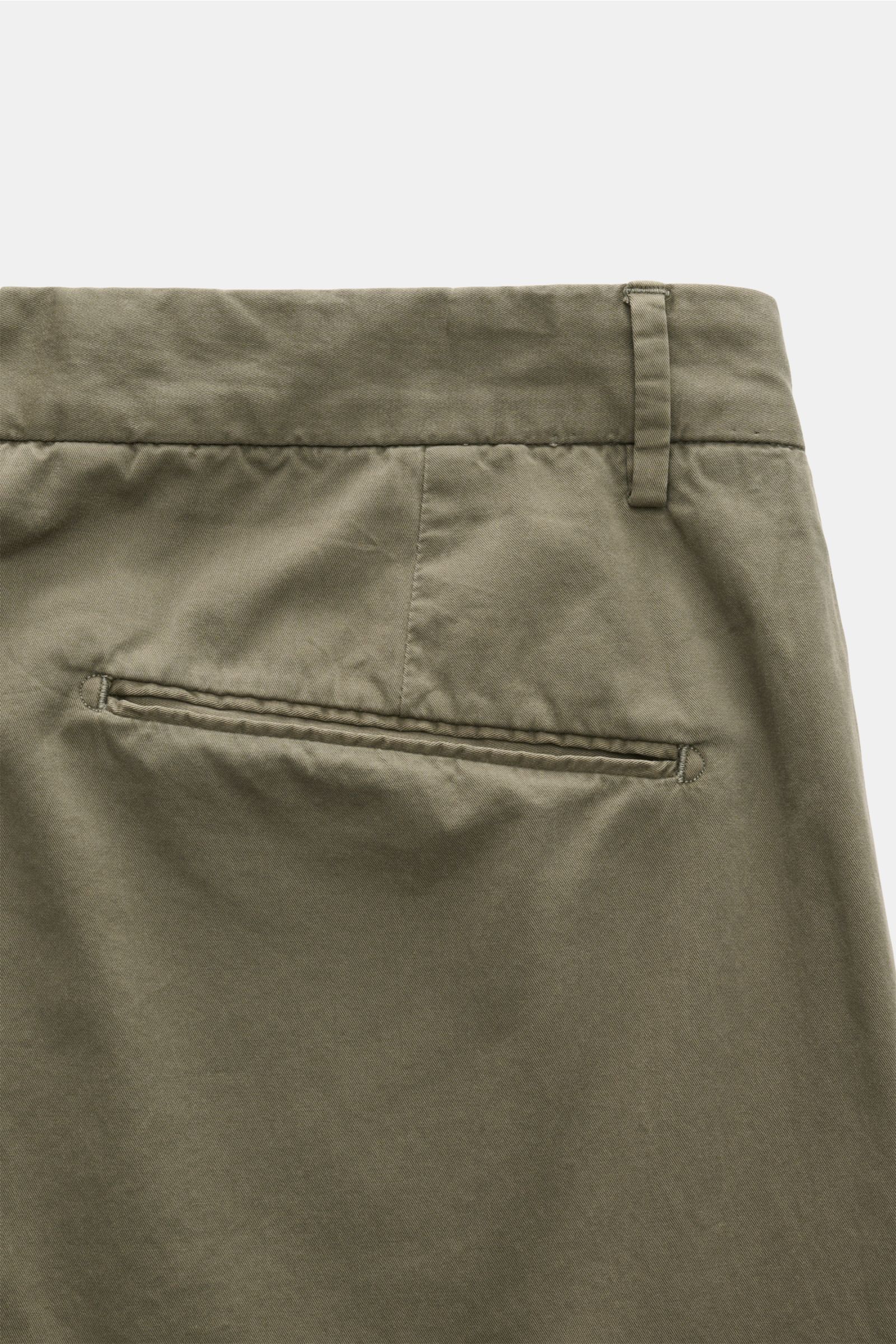 Santaniello Chinos 'Arsenio' olive shown from a close-up rear perspective, highlighting jetted back pockets and belt loops. Casual meets stylish: The chinos 'Arsenio' by SANTANIELLO are made of soft twill in pure cotton with a single pleat – for summery r