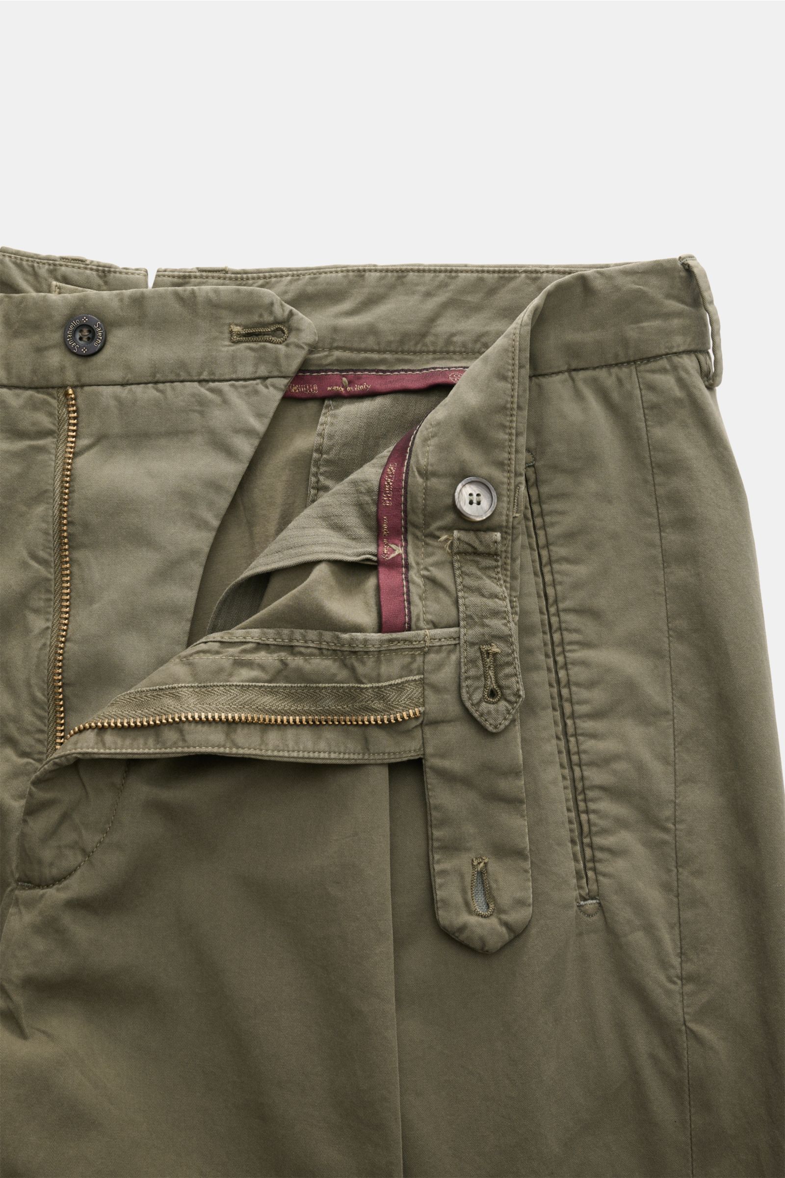 Close-up front view of Santaniello Chinos 'Arsenio' olive with open zipper, button, single pleat, and detailed stitching in cotton twill.

Description: 
Casual meets stylish: The chinos 'Arsenio' by SANTANIELLO are made of soft twill in pure cotton wit