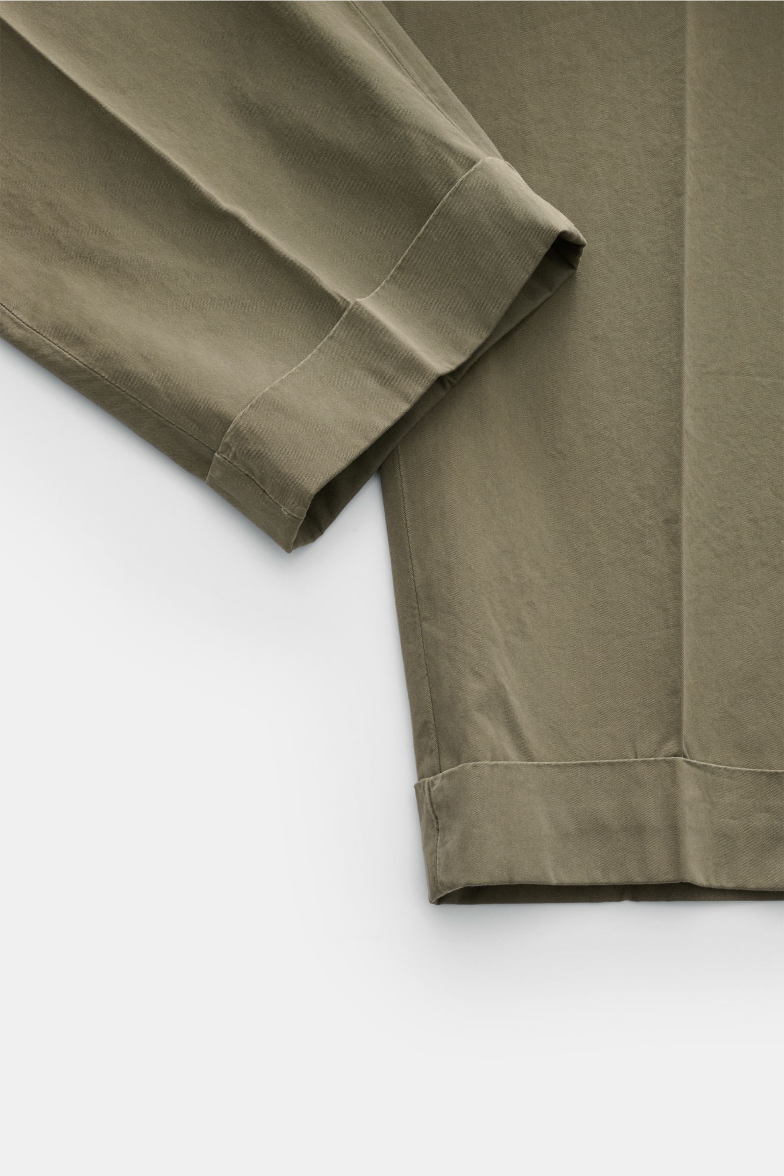 Close-up of the ankle-length hem and lower leg of Santaniello Chinos 'Arsenio' olive, shown from the front left side.

Casual meets stylish: The chinos 'Arsenio' by SANTANIELLO are made of soft twill in pure cotton with a single pleat – for summery ret