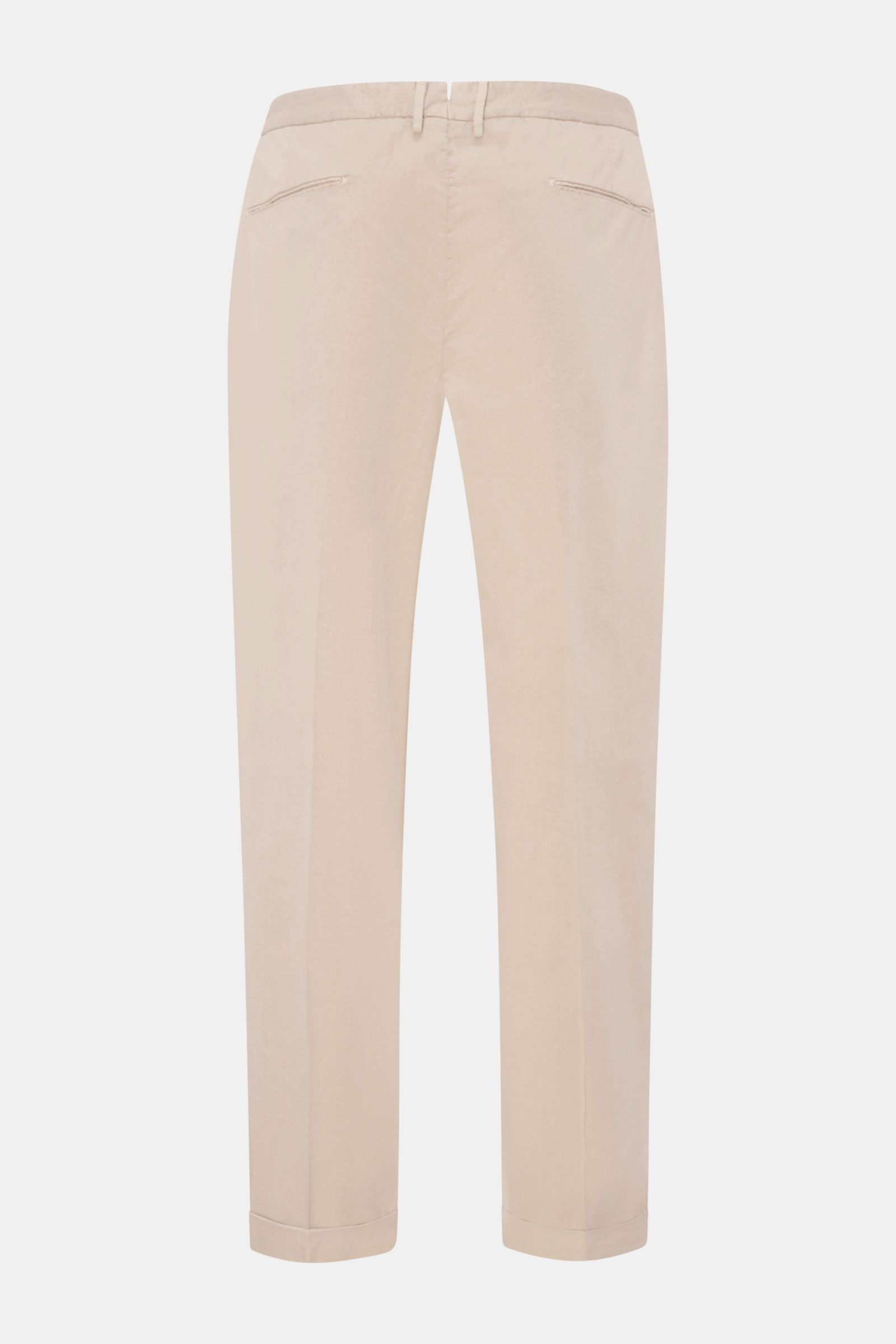 Santaniello Chinos 'Arsenio' beige shown from the back, ankle-length cotton twill with single pleat, jetted pockets, fixed hem turn-up.  
Casual meets stylish: The chinos 'Arsenio' by SANTANIELLO are made of soft twill in pure cotton with a single plea