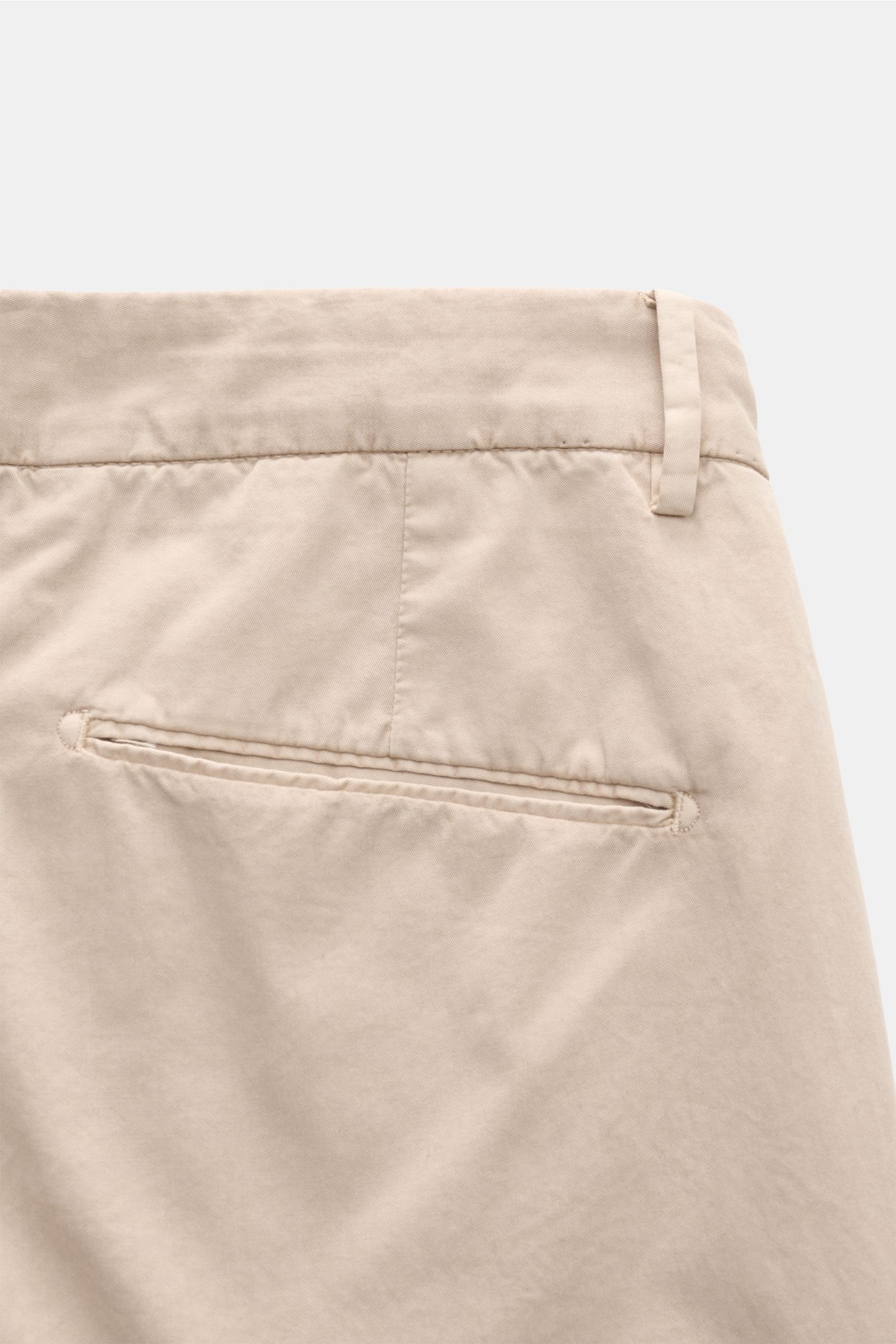 Close-up rear view of Santaniello Chinos 'Arsenio' beige showing jetted back pocket, belt loop, and soft fine cotton twill fabric.  

Casual meets stylish: The chinos 'Arsenio' by SANTANIELLO are made of soft twill in pure cotton with a single pleat – 