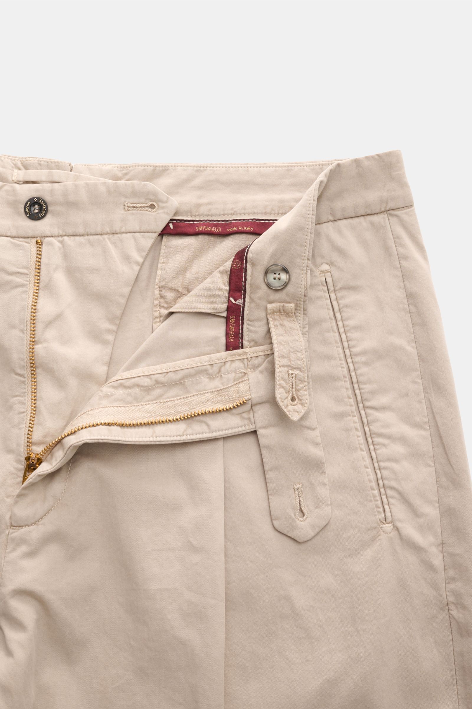 Santaniello Chinos 'Arsenio' beige shown from a close-up top-front view with open zipper, button, and single pleat in soft cotton twill. 

Casual meets stylish: The chinos 'Arsenio' by SANTANIELLO are made of soft twill in pure cotton with a single ple
