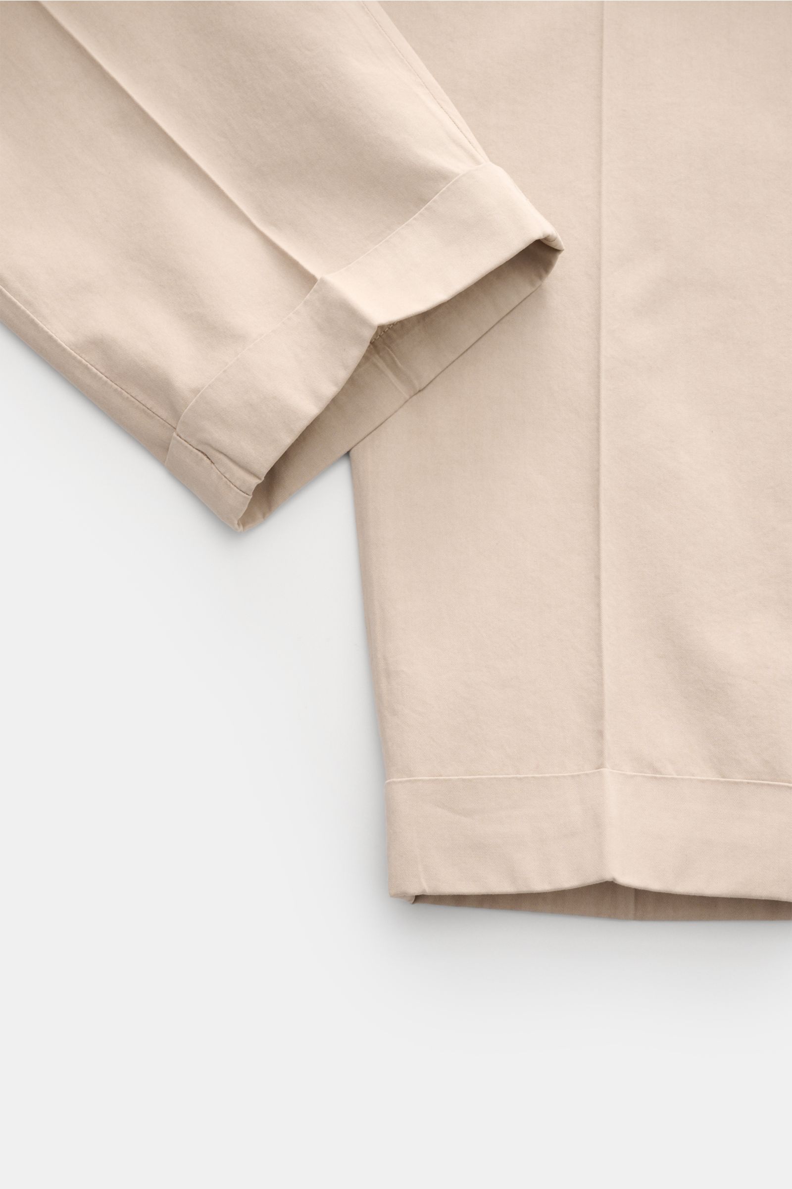 Close-up top-down view of Santaniello Chinos 'Arsenio' beige ankle-length tapered cotton twill pants with fixed hem turn-up.

Casual meets stylish: The chinos 'Arsenio' by SANTANIELLO are made of soft twill in pure cotton with a single pleat – for summ