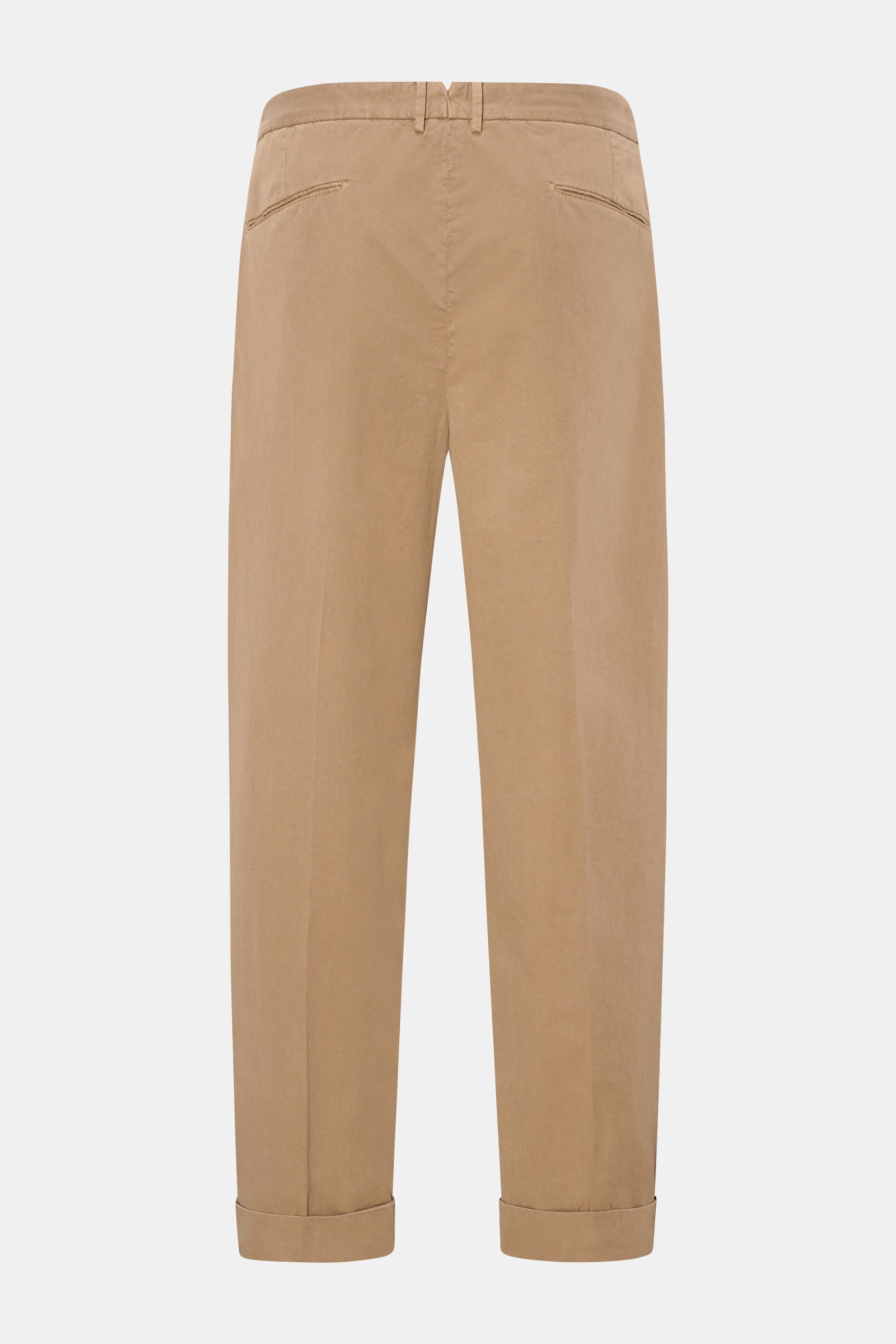 Rear view of Santaniello Chinos 'Arsenio' light brown, ankle-length cotton twill with single pleat, jetted pockets, fixed hem turn-up. 

Description: Casual meets stylish: The chinos 'Arsenio' by SANTANIELLO are made of soft twill in pure cotton with a